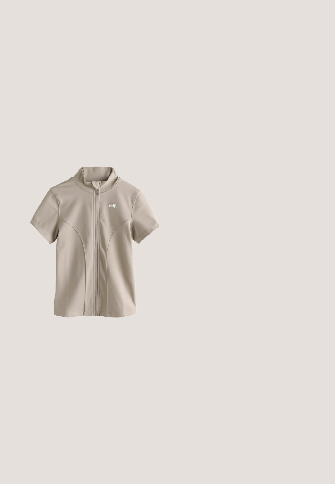 Beige atletisk top med korte ærmer, høj krave og lynlås foran, med buede sømme og en lille hvid logo på brystet.; ASICS FUJITRAIL ELITE TOP - Sports T-shirts - rainstorm grey/cream; Lys taupe højtaljede leggings med sømme og glat stof, præsenteret fladt på en hvid baggrund.; Beige og hvid sportssko med tyk sål, svævende over en grå betonoverflade og trin i blødt lys.; Beige rektangulære solbriller med brune linser og en mat finish. Har et diskret "vogue"-logo på rammen.; Lys grå tote bag med to mørkegrå håndtag og subtilt vertikalt sort design på forsiden, fotograferet mod en hvid baggrund.