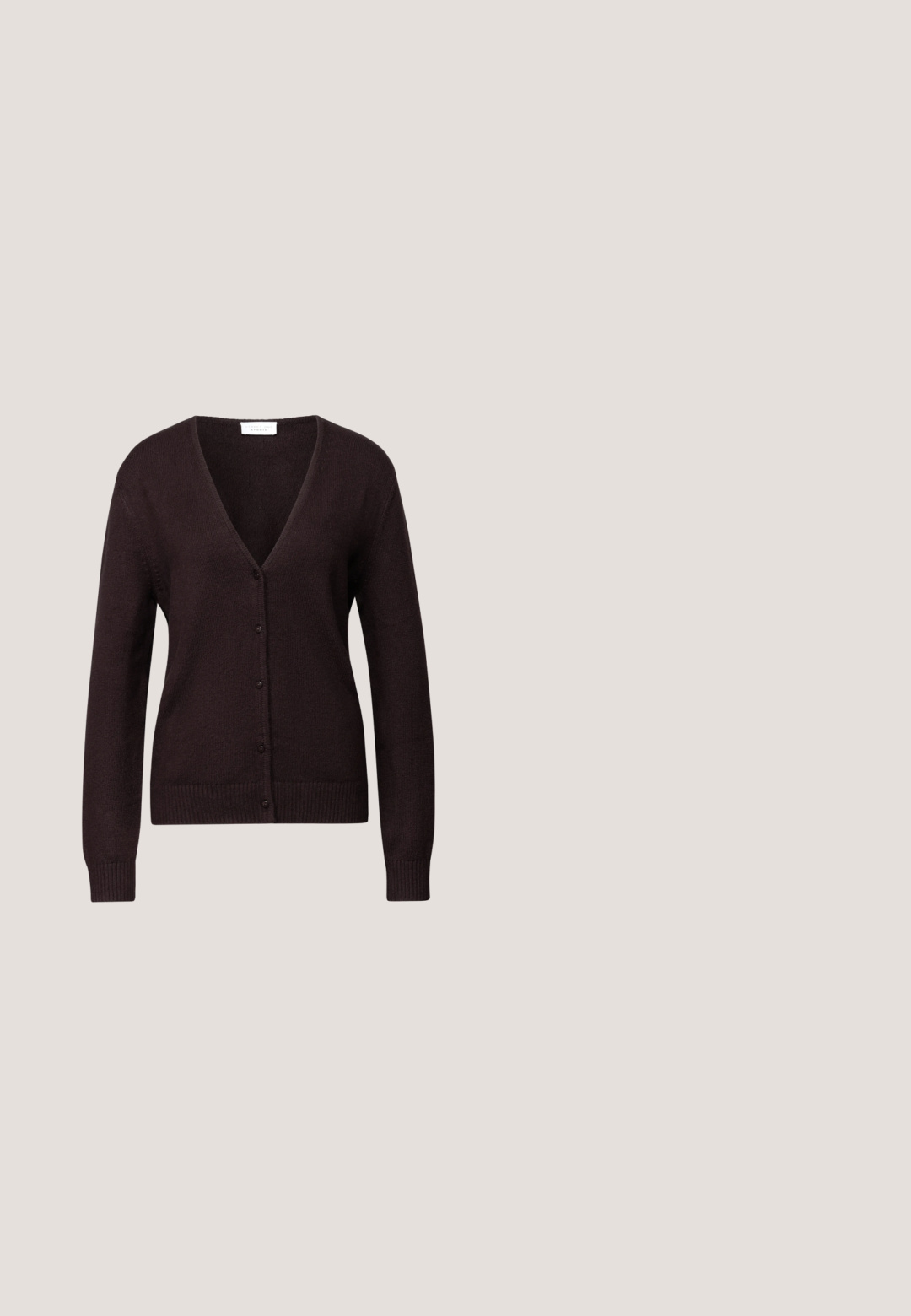 Dunkelbrauner Strickcardigan mit langen Ärmeln, V-Ausschnitt und fünf Knöpfen vorne, gerippten Bündchen und Saum.; Langärmeliges Rundhalshemd mit horizontalen, gleichmäßig verteilten braunen und weißen Streifen über den gesamten Stoff.; Braune Cord-Flared-Hose mit hoher Taille, vorderer Knopfverschluss und zwei Gesäßtaschen. Glatte Textur mit leicht glänzendem Finish.; Nude-farbene Lack-Stiefeletten mit spitzem Zehenbereich, glänzender Oberfläche und mittelhohem Blockabsatz. Glatte Textur und schlanke Silhouette.; Dunkelbraune Leder-Schultertasche mit geflochtenem Quaste, goldenen Details und Anna Field-Logo vorne vor einem schlichten hellen Hintergrund.; Gold- und Silberkettenarmband mit abwechselnd glatten Gliedern und mit Strass besetzten, gebogenen Gliedern, flach auf weißem Hintergrund ausgelegt.