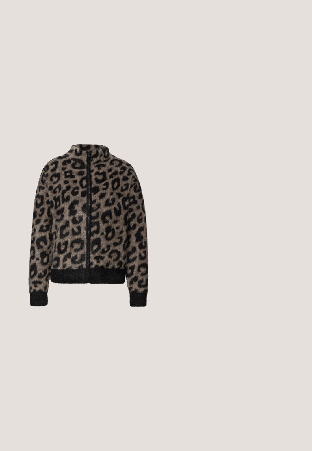 Leoprint ritsjack in beige en zwart, met een hoge kraag, zacht gestructureerde stof en aansluitende zwarte ribstof bij de taille en manchetten.; Zwart kortemouwtop van zacht materiaal met een ronde halslijn en ingewikkelde kanten details rond de kraag. Casual pasvorm.; Leopardprint leggings in tan en zwart, met een trekkoord in de taille, een slim fit en een zachte, rekbare stof voor comfort.; Zwarte platte schoen met spitse neus, gesloten hiel en dunne enkelband met gesp op een witte achtergrond.; Donkerbruine suède handtas met twee lange hengsels en een klein bevestigd label, tegen een effen lichte achtergrond.; Gouden ketting met hanger van een vierkant geslepen turkoois edelsteen, met een glad oppervlak en gepolijste afwerking.