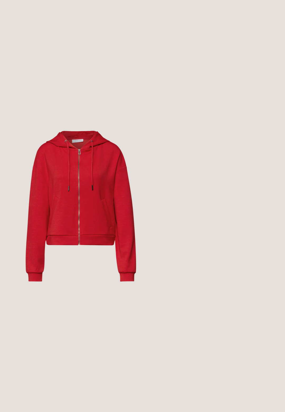 Sudadera con capucha roja con cremallera, bolsillos delanteros, capucha con cordón y puños y dobladillo acanalados, mostrada sobre un fondo blanco liso.; Camiseta roja de manga corta hecha de un tejido suave y liso. Presenta un escote redondo y un ajuste holgado y cuadrado, sin patrones visibles ni adornos.; Pantalones de chándal cónicos color naranja óxido con cintura elástica y cordón frontal, con bolsillos laterales y tejido suave.; Zapatilla de cuero roja con detalles perforados, mediasuela blanca, acentos beige, parte delantera con cordones y cremallera lateral. Superficie texturizada para mayor agarre.; Bolso bandolera de nylon rojo con un bolsillo delantero con cremallera, correa ajustable y un detalle de logo metálico en el lateral. Textura suave, forma rectangular.; Pendientes de botón en tono dorado con piedras preciosas rojas redondas y facetadas, con un acabado pulido y un diseño de bordes suaves.