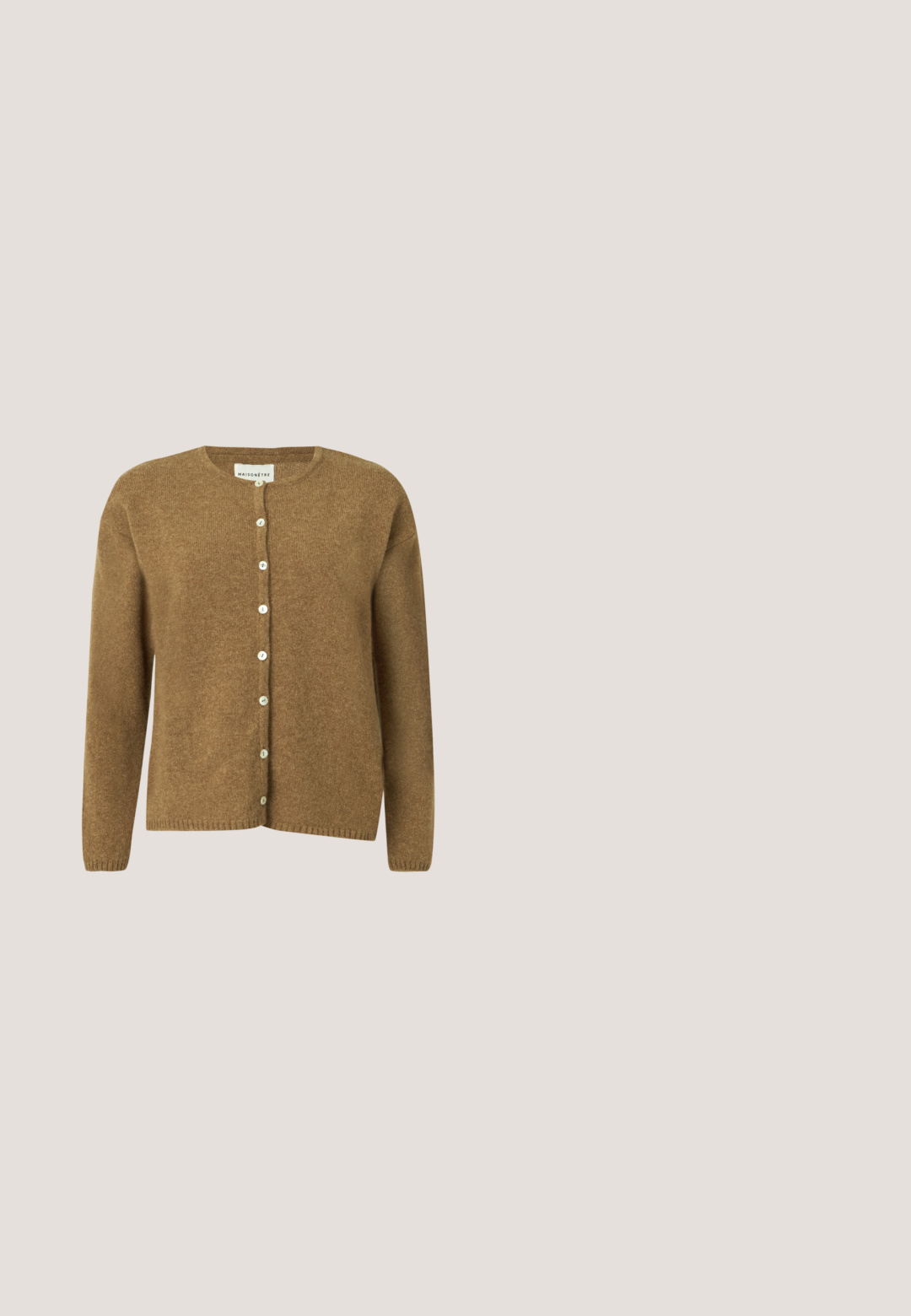Brun langærmet uldcardigan med rund hals og hvide knapper foran, vist på en ensfarvet lys baggrund.; Mørkebrun tætsiddende langærmet top med en bred rund halsudskæring og glat stof, vist mod en lys baggrund.; Beige bukser med vide ben, højtaljede, bæltestropper, detaljer med sømme foran og skjult lukning foran.; Brune ruskindsneakers med lyse læderdetaljer, runde snørebånd, beige gummisål og "Michael Kors"-logo på ydersiden.; Mørkebrun læderhåndtaske med korte håndtag, en aftagelig rem og sølvfarvet Emporio Armani Milano 1981-logo på forsiden.; Et par polerede sølv hoops øreringe, hver med en glat, rund sølv kuglecharms hængende fra bunden.