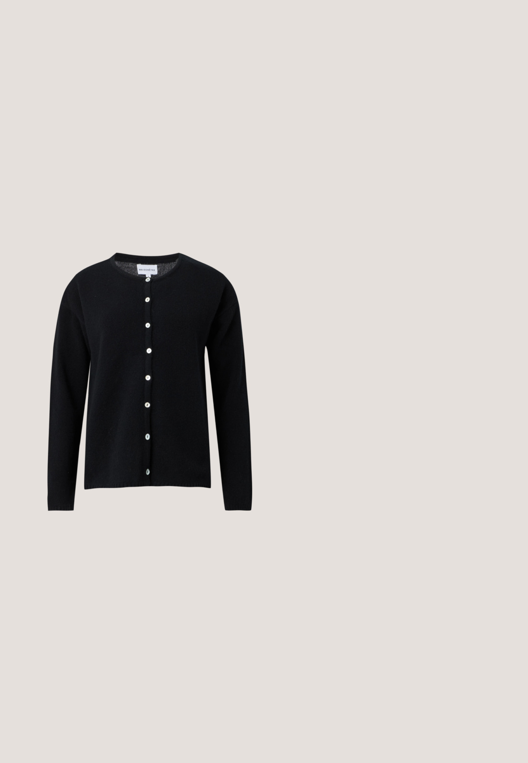 Zwarte lange mouwen cardigan met een ronde halslijn en witte knopen aan de voorkant, getoond op een lichtgrijze achtergrond.; Zwart aansluitend shirt met lange mouwen en ronde hals, rechte zoom en gladde stof, getoond tegen een effen lichte achtergrond.; Zwarte denim wijd-uitlopende jeans met vijf zakken, knoopsluiting en zilverkleurige details. Heeft een schone, op maat gemaakte silhouet en een subtiele textuur.; Zwarte leren damesschoen met platte zool, puntige neus en lage hak, zijwaarts afgebeeld tegen een effen lichtgrijze achtergrond.; Donkerbruine leren schoudertas met klepsluiting, verstelbare riem en een reliëflogo aan de voorkant tegen een effen lichte achtergrond.; Gouden hoepel oorbellen met een groene facetterende edelsteenaccent. Gladde oppervlakte met een lichte kromming, gepolijst afwerking en minimalistisch ontwerp.