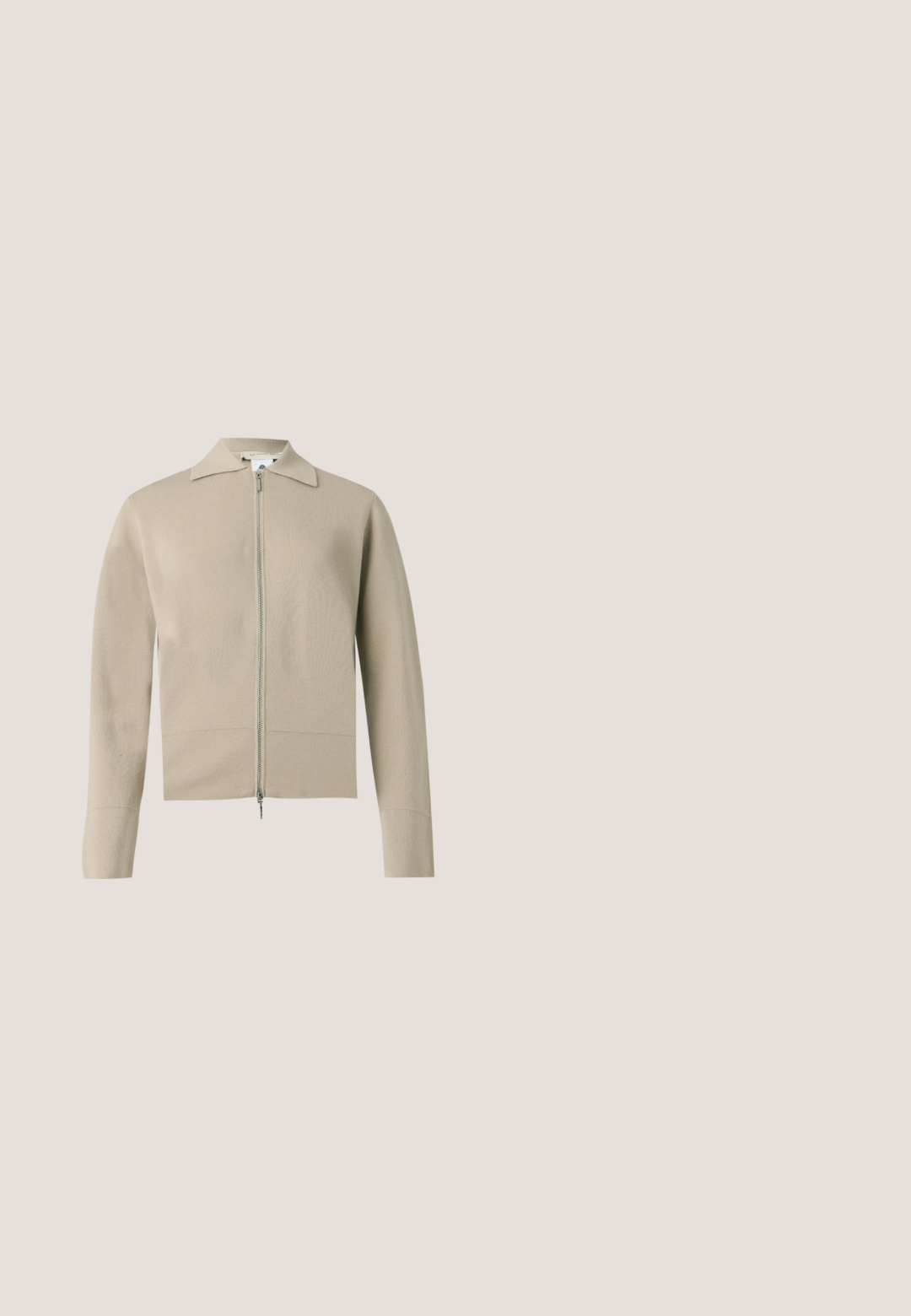 Beige langærmet strikket cardigan med krave og lynlåslukning foran i fuld længde.; Kortærmet skjorte med sort-hvide vandrette striber og et lille broderet logo på venstre bryst, vist på en ensfarvet baggrund.; Bredde ben, cremefarvede bukser lavet af denim med synlige sting og lommer. Designet har en høj talje og en lige skåret silhuet.; Lyse beige sneakers med en tekstureret læderoverdel, teksturerede sider og en gummisål. Har et slankt, strømlinet design og flade snørebånd.; Brun og hvid lodret stribet håndtaske med dobbelthåndtag og aftagelig skulderrem på ensfarvet hvid baggrund.; Øreringe i sølvfarvet tone med uregelmæssig form og bagerste lukning med stift, placeret på en ensfarvet hvid overflade.