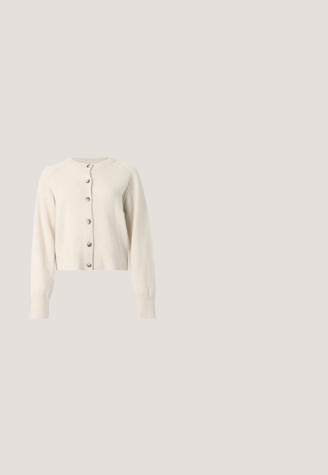 Cremefarbener Langarmcardigan mit rundem Ausschnitt und sechs silbernen Knöpfen vorne, aus weichem Strickstoff gefertigt.; Hellrosa T-Shirt mit kurzen Raglanärmeln und Rundhalsausschnitt, vor schlichtem grauem Hintergrund dargestellt.; Hellebluejeans mit weitem Bein und mittlerem Wasch-Effekt, mit hoher Taille, fünf Taschen und subtilen Abnutzungen. Aus Denim mit einer glatten Textur gefertigt.; Brauner Wildleder-Slipper mit niedrigem Holzabsatz, Mokassinnaht und dekorativem Riemen über dem Spann.; Tote-Bag in Marineblau aus strukturiertem Material, mit zwei Griffen, einem oberen Reißverschluss und einem kleinen grünen Logodetail auf der Vorderseite.; Gold- und silberfarbene, knotengeformte Ohrringe mit glatten Oberflächen und polierter Verarbeitung, ausgestattet mit einem sicheren Verschluss für den Tragekomfort.