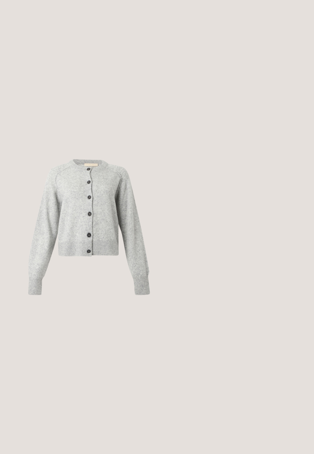 Cárdigan de lana gris claro con mangas largas, cuello redondo, puños y bajo de canalé, y seis botones negros en la parte delantera.; Sudadera de cuello alto gris hecha de una tela suave y elástica. Mangas largas, diseño ajustado, textura mínima, sin patrones visibles ni piezas metálicas.; Pantalones rectos de cuero sintético marrón oscuro con cierre de botón y cremallera, bolsillos delanteros y traseros, y pasadores para cinturón.; Botín negro hasta el tobillo fabricado en cuero brillante con punta afilada y tacón cuadrado y grueso. Presenta una textura suave y un diseño minimalista.; Bolso de mano de cuero marrón oscuro con asas cortas, una correa desmontable y el logo plateado Emporio Armani Milano 1981 en la parte delantera.; Par de pendientes de metal plateado con forma de letra M angular y postes redondeados sobre un fondo blanco.