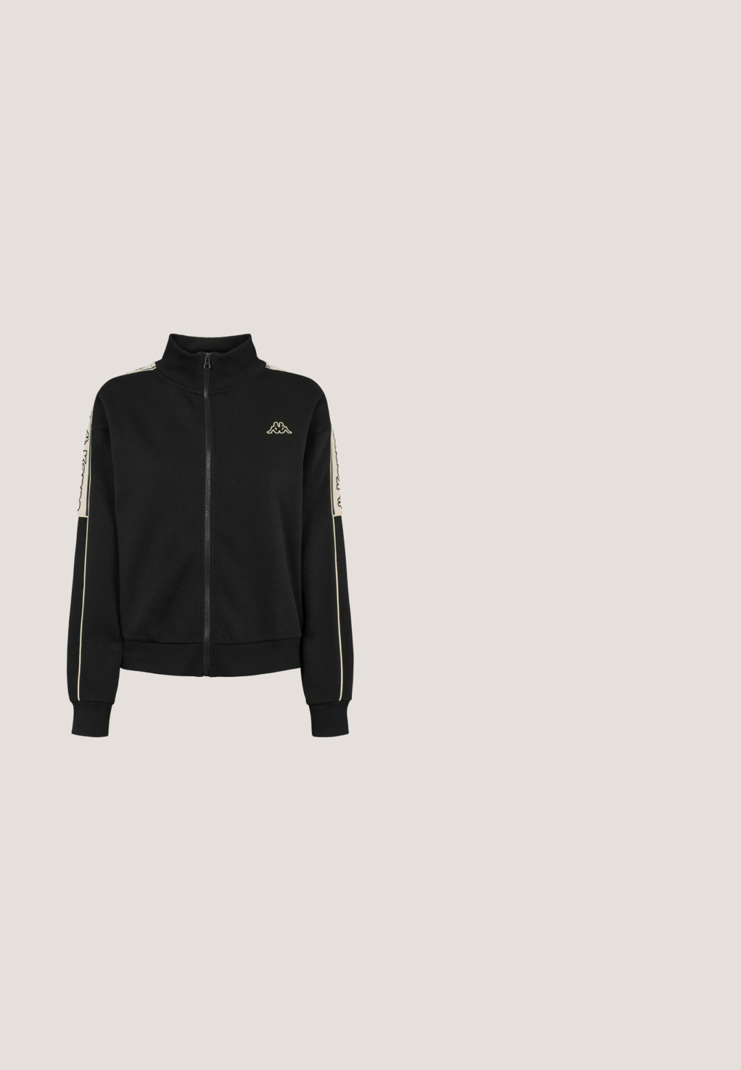 Veste noire zippée avec col haut, logo beige sur la poitrine et bandes beiges à motifs courant le long des manches.; T-shirt en coton blanc avec un graphique et logo "HUMMEL" audacieux en jaune. Col rond, manches courtes et coupe décontractée.; Jogging en coton gris avec une taille élastique, des poignets fuselés, et un texte noir « Women of the Wave » sur la jambe gauche.; Baskets basses blanches avec lacets, œillets en or rose et détail du logo sur le côté et le talon, semelle en caoutchouc plate.; Sac fourre-tout beige rembourré avec texture matelassée horizontale, poignées noires et une étiquette bleue sur le côté. Présente une forme rectangulaire.; Bracelet doré avec un charm en forme de logo de crocodile, relié par une chaîne délicate et un fermoir, incluant une chaîne d'extension avec une étiquette de logo.