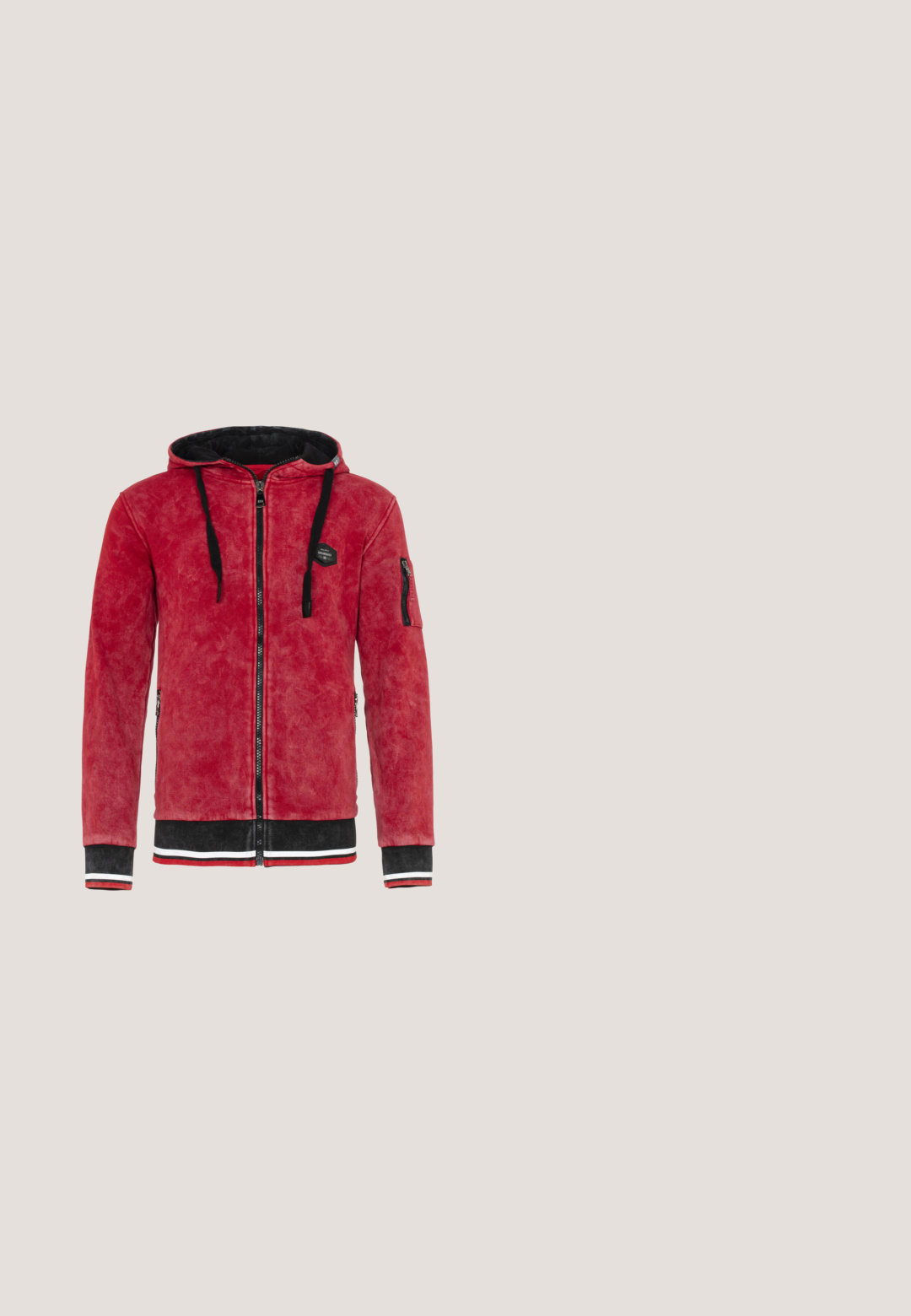 Cipo & Baxx Sweater met rits - red; Zwarte t-shirt met een losse pasvorm, voorzien van rode stitching en de woorden "GORILLA WEAR" in vette, rode letters op de voorkant.; Zwarte denim jeans met graffiti-stijl prints in het wit, rood en grijs, met versleten gebieden en metalen studs op de zakken.; Zwarte hoge sneaker met rode accenten, voorzien van een gestructureerde leren bovenkant, een gewatteerde kraag, een verstelbare band en een witte rubberen zool.; Zwarte plastic zonnebril met rechthoekige glazen en donker getinte lenzen. Heeft dikke monturen en rechte pootjes. Helemaal glad van textuur.; Zilveren metalen ring met een gladde afwerking, voorzien van een opvallend rood logo accent. Rond design en gegraveerd "DIESEL" aan de binnenkant.