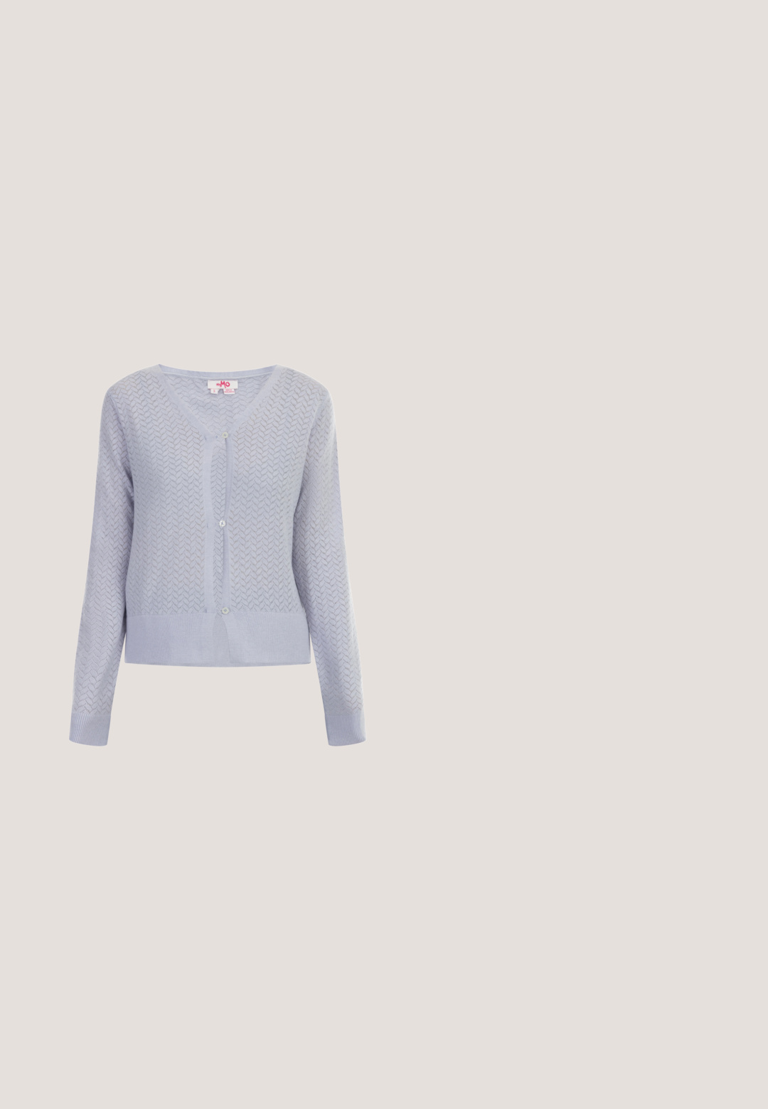 Lys blå strikket cardigan med v-hals, fuld længde ærmer, fem knapper og et struktureret zigzag mønster. Blødt, let materiale.; Lilla og grøn swirl-mønstrede kjole med en cowl-udskæring og halter-stropper, lavet af letvægtsstof, med et langt, flydende design.; Lyserøde flade ballerinaer i ruskind med rund tå, prydet med en lille sløjfe. Blødt indre for og fleksibel gummisål.; Lyseblåt firkantet tørklæde med hvidt blomsterprint, tynd sort kant og teksten "kate spade new york" i nederste højre hjørne.; Lyserød snøreremstaske med teksturerede blomsterapplikationer og gyldne kædeaccents på hvid baggrund.; Et par guldfarvede øreringe med buede linjer besat med klare sten, hver med en enkelt rund hvid perle i bunden.