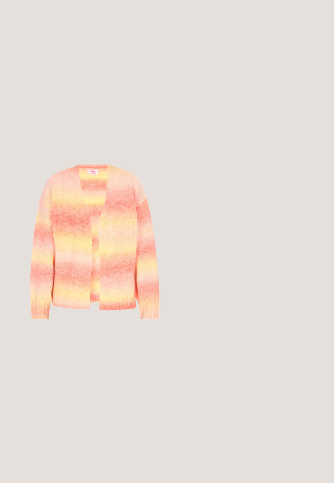 Lichte gebreide cardigan met een verloop van roze en gele tinten, open voorkant, geribde manchetten en een ontspannen pasvorm.; Witte blouse met een hoge kraag, gegolfde rand en bloemen uitsnijdingen van kant aan de zoom. Met knopen aan de voorkant en lange mouwen.; Gebreide roze minirok met geribbelde textuur en gerimpelde zoom, aansluitende stijl met elastische tailleband.; Glanzende regenboog platform schoenen met een T-band, versierd met een stervormige gesp en meerkleurige sterrenstuds op een zwarte basis.; Hartvormige roze handtas met groene blaadjes bovenop en verschillende kleurrijke cartoonpatches, waaronder ogen, een lieveheersbeestje en emoji's.; Roze gebreide handschoenen met vijf vingers, geribbelde manchetten en een zachte textuur. Ontworpen voor warmte en comfort.