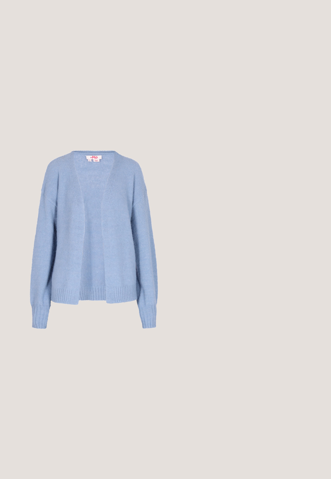 Lichtblauwe cardigan van zacht materiaal met een losse pasvorm. Heeft een V-hals, open voorkant en geribbelde boorden en onderkant.; Lichtblauwe blouse met lange pofmouwen, ruches langs de halslijn en knopen aan de voorkant, gemaakt van een gladde stof.; GANT FLORAL PRINT PANEL  - Maxirok - light blue; Lichtroze suède sneaker met marineblauwe drie strepen, rubberen zool en lichtroze veters. Heeft het "SPEZIAL"-logo aan de zijkant.; Blauwe denim schoudertas met een bruine leren riem, goudkleurige hardware en een grote ovale "G" gesp op de voorklep.; Beige satijnen scrunchie met verzamelde, gladde stoflussen die een cirkelvormige haaraccessoire vormen op een witte achtergrond.