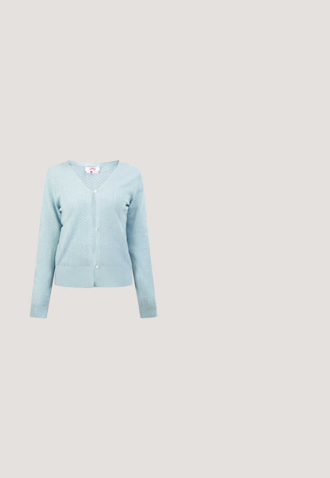 Cardigan bleu clair, doté d'un col en V, de manches longues et d'un motif texturé. Fermeture à boutons à l'avant et poignets et ourlet côtelés.; Chemise à manches longues rayée rouge et blanche en coton doux, avec un décolleté bateau et une silhouette ajustée. Aucun détail supplémentaire.; Robe florale avec un fond blanc, ornée de motifs floraux roses et verts, au design plissé et à la texture de tissu lisse.; Mocassins en cuir marron avec un bout arrondi, une lanière décorative avec boucle, et une semelle plate, présentant une texture lisse et une légère brillance.; Foulard carré en soie avec une fleur orange centrale et des rubans pêche rayonnants sur un fond bleu foncé, décoré de diverses clés vintage et feuilles.; Sac à main en cuir tan au design structuré, poignées arrondies, quincaillerie en acier inoxydable, fermeture magnétique et bandoulière détachable.