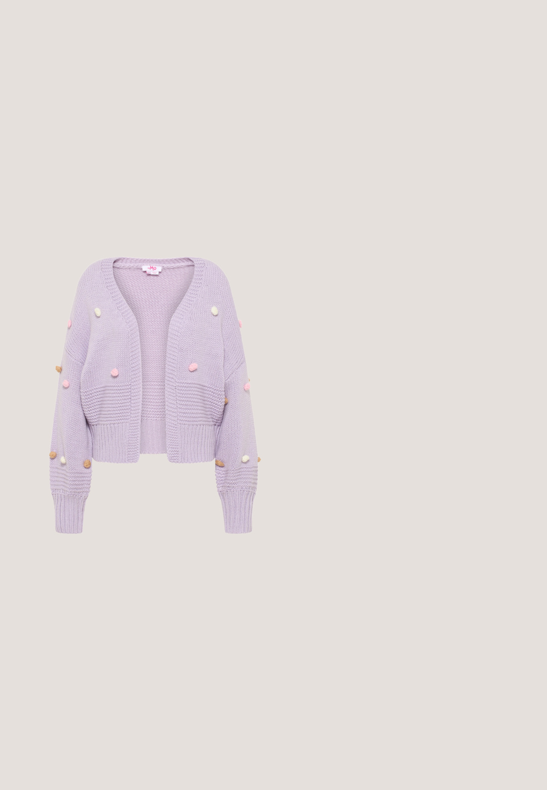 Lila gebreide cardigan met een cropped ontwerp, voorzien van gestructureerde ribbenmanchetten en kleurrijke pompons in roze, wit en beige accenten.; Mauve blouse met lange mouwen, geplooide kraag, keyhole halslijn met knoopsluiting en licht opgeblazen schouders.; Plisség midi-jurk in lichtroze, met een brede elastische tailleband en een gladde textuur. De plooien lopen van de taille tot de zoom.; Roze suède blockhakken met een ronde neus, voorzien van een decoratieve strik aan de voorkant en een enkelbandje. Draagt met een lichte rok.; Witte stoffen scrunchie met roze bloemen en groene bladeren patroon op een lichte achtergrond.; Roze leren muntportemonnee in hartvorm met polsbandje en gouden rits, gebrandmerkt met kleine gouden tekst "Furla".