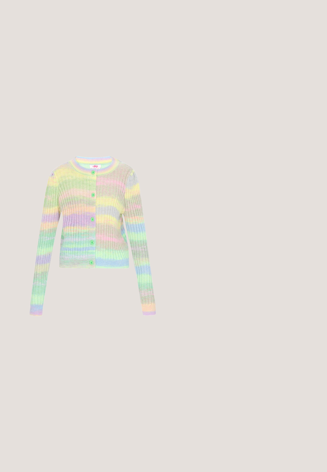 Pastel-stribet ribbestrikket cardigan i grøn, lilla og gul, med rund halsudskæring og fem grønne knapper foran.; Blomsterbluse med en sammensnøret halsudskæring og manchetter, med en pink baggrund og røde samt lilla blomster, lavet af letvægtsstof.; Lyserød midinederdel med højtaljet snit, lodrette hvide striber, rynket lagdelt kant og elastik i taljen.; Beige tekstureret balletflat med rundet tå, lille sløjfedetalje på toppen og flad lysebrun sål, vist fra siden.; Lyserød, hjerteformet håndtaske med dobbelte håndtag og sidelommer med lynlås, lavet af glat læder.; Delikat halskæde med små hvide perler, der danner en sløjfe, guldkæde forlængelse og lukkemekanisme med hummerlås på hvid baggrund.