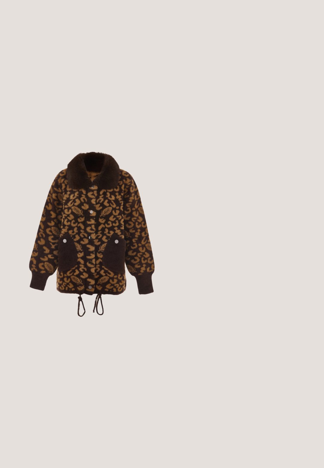 Leopardenmuster-Jacke in Braun und Beige, mit einem Fellkragen, Druckknöpfen, zwei großen Taschen und einem Kordelzugsaum. Weiche Textur.; Leopardenmuster Kurzarm-Crop-Top mit rundem Ausschnitt und dem Logo "TRUE RELIGION" in metallischen Verzierungen. Braune und schwarze Farben.; Leopardenmusterweite Beinhosen in Braun und Beige. Hergestellt aus Denim, mit einem klassischen Fünf-Taschen-Design und Metallbeschlägen.; Sneaker mit flachem Profil und braun-schwarzem Leopardenfellmuster, dunkelbraunen Schnürsenkeln und Ferse sowie goldbesticktem "Ed Hardy"-Text an der Seite.; My Jewellery Umhängetasche - brown; Goldfarbener Katzenanhänger mit erhobenem Pfötchen, roten Ohren und Halsband. Grüner Körper mit feinen Details auf der Pfote und glänzendem Finish.