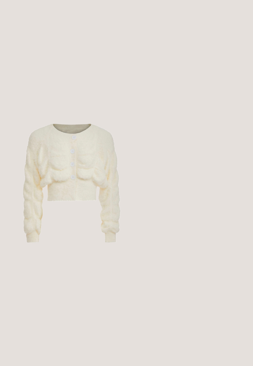 Cremefarvet fluffy kort cardigan med lange pufærmer og fire hvide knapper foran.; Ærmeløs hvid midi-kjole med pastel akvarelblomstret print, V-hals omslagsbodice, tætsiddende talje og plisseret nederdel.; Røde lædersandaler med en rund tå og en sølvfarvet pyntestrop. Båret med brede denimjeans i blå, der har en flosset kant.; Hvid plisseret clutch-taske med en fremtrædende sløjfedetalje og en guldkædetras. Blød tekstur med et samlet design på forsiden.; Hvid perlekæde med jævnt formede, skinnende perler, trådt sammen i et glat, buet mønster, der fremviser en blank tekstur.; Hvidt læderbælte med et ovalt guldbæltespænde prydet med klare sten og små perler, designet med en glat finish og uden synligt mønster.