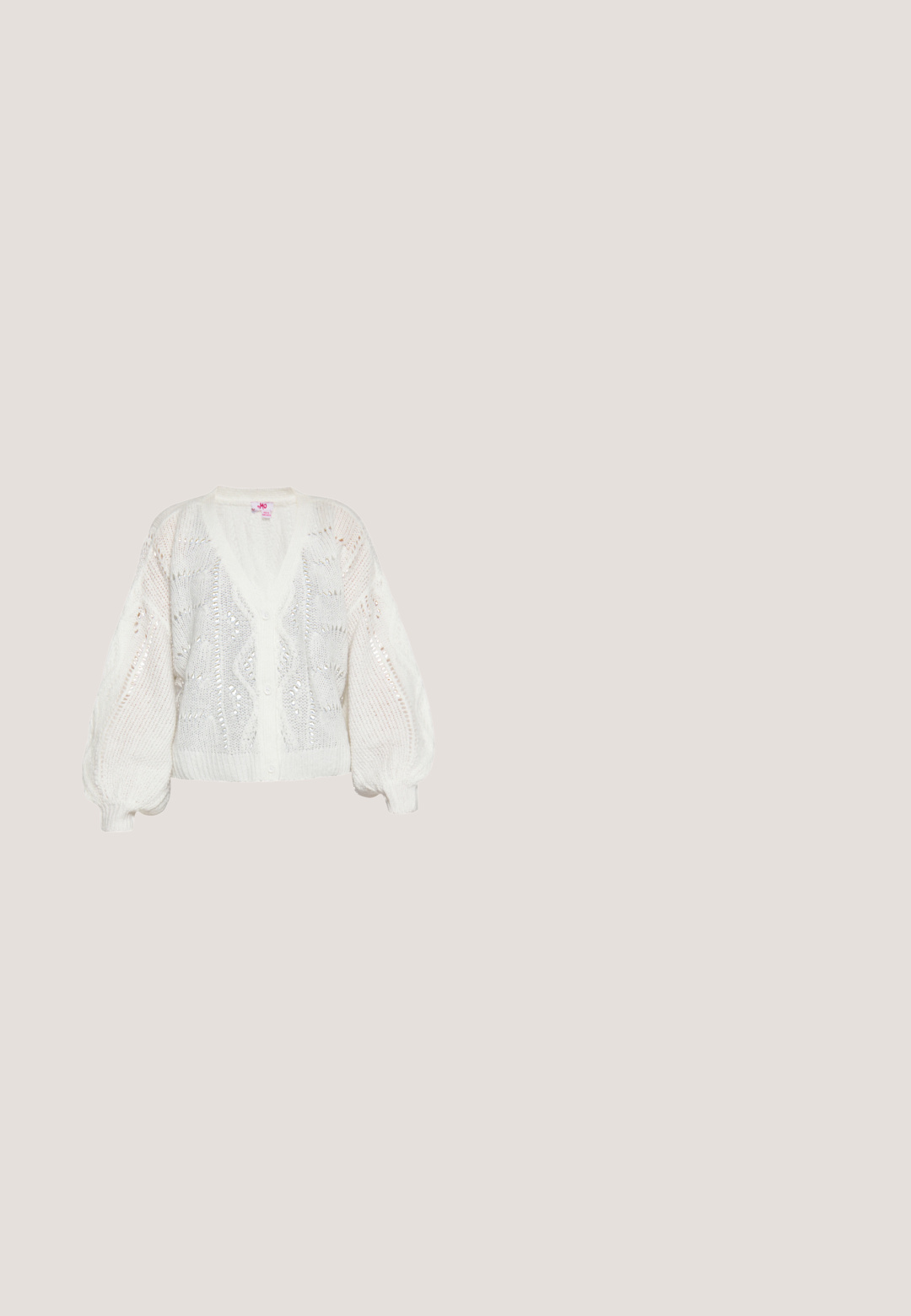 Weißer gestrickter Cardigan mit V-Ausschnitt und Puffärmeln. Verfügt über dekorative Löcher und eine durchgehende Knopfleiste, die das strukturierte Design betont.; Weiße Baumwollbluse mit langen Puffärmeln, rundem Ausschnitt, durchgehender Knopfleiste und kunstvoller dunkler Blumenstickerei entlang der Ärmel und am Saum.; Hellbrauner, geraffter Rock mit Paisley-Blumenmuster, elastischem Bund und seitlichen Kordelzügen, mit asymmetrischem Saum.; Braune Wildleder-Stiefeletten mit spitzer Zehe, seitlichem Reißverschluss und klobigem Absatz. Sie verfügen über eine glatte Textur und minimale Nähdetails.; Brauner, fransiger Schal aus weichem Stoff, mit rechteckiger Form und strukturiertem Oberflächen, versehen mit einem kleinen metallicfarbenen Logo-Detail.; Braune Lederhandtasche mit gesteppter Optik, geschwungener Form, Reißverschluss und langem verstellbarem Riemen. Verziert mit Akzenten aus goldfarbenem Metall.