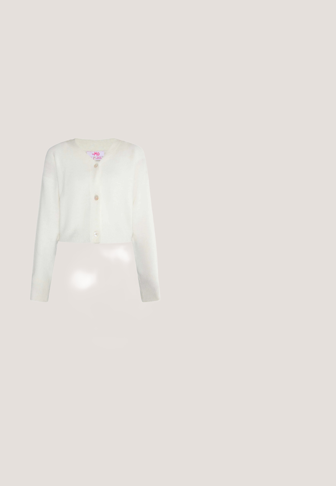 Witte cropped cardigan van zacht gebreid materiaal, met lange mouwen, een V-hals en drie knopen aan de voorkant.; Bloemencamisole-top met verstelbare banden, met gelaagde ruches in witte, roze en groene tinten; lichtgewicht, zacht katoenmateriaal.; Nike Sportswear AIR SKIRT - Minirok - atmosphere/white; Roze suède Mary Jane schoen met een ronde neus, platte zool en een zilveren gespaccent op de band. Eenvoudig ontwerp en gladde textuur.; Roze suède handtas met een halvemaanvorm, voorzien van een afneembare riem en zilveren hardware accenten. Soepele textuur, minimalistisch ontwerp.; Roze, glanzige haaraccessoire in de vorm van een grote strik, met een gladde textuur en een dunne band om het op zijn plaats te bevestigen.