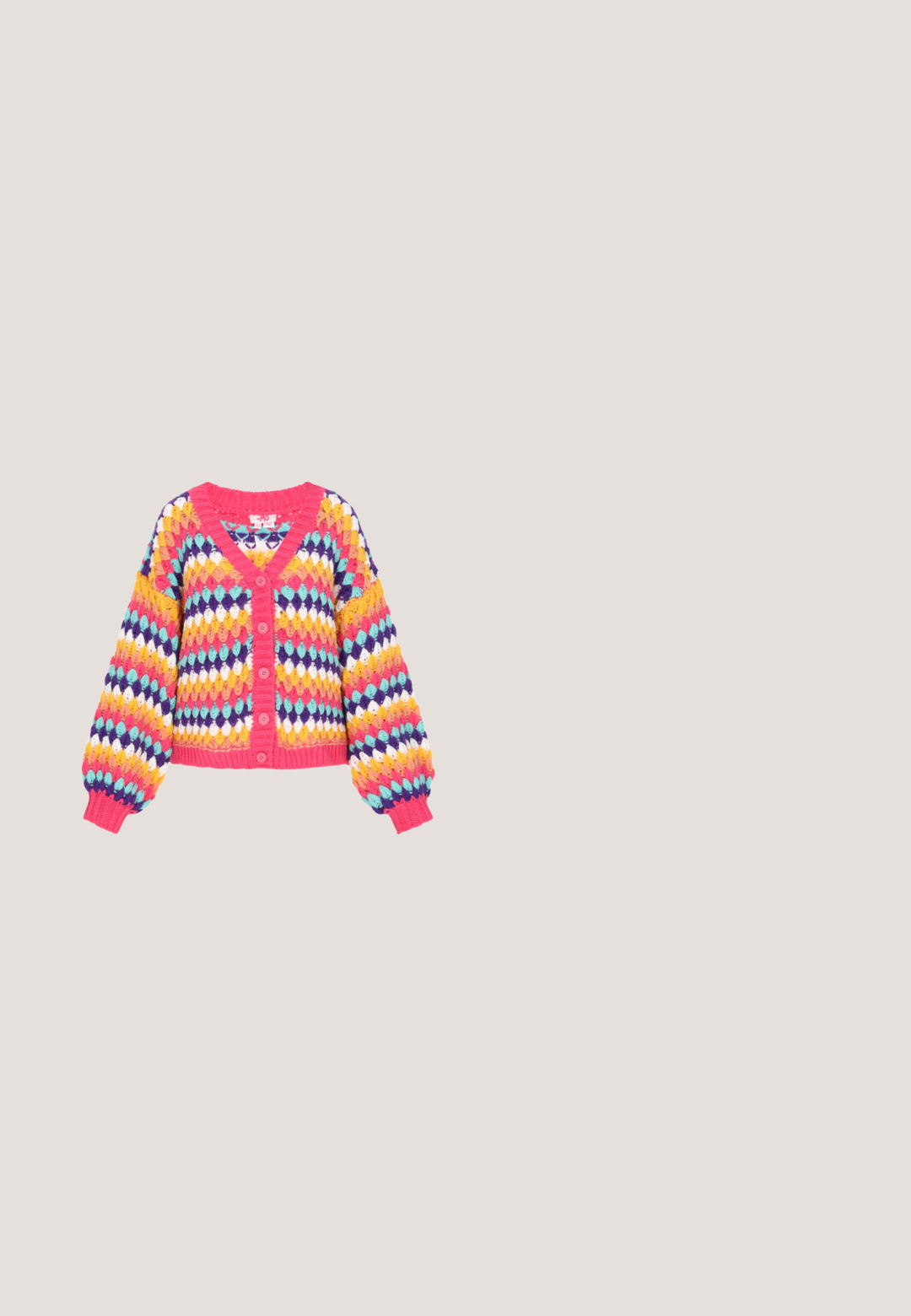Cardigan en tricot multicolore avec un motif en losanges, un col et des poignets côtelés roses, et de grands boutons. Présente des manches volumineuses.; Blouse blanche avec broderie florale, présentant un col rond, une fermeture à nouer et des détails à boutons. Tissu en coton doux avec des accents texturés.; Jupe plissée noire avec une taille plate. Fabriquée en tissu lisse, présentant des plis verticaux uniformes et un ourlet droit. Aucune fermeture visible.; Mocassins en cuir bordeaux avec une pointe arrondie, dotés d'une sangle décorative, d'une semelle plateforme noire épaisse et d'un logo discret sur le talon.; VENEZIA Sac à main - bronze; Figurine en céramique d'un lapin vêtu d'un costume bleu à côté d'un pot marron rempli de fleurs roses, avec des feuilles vertes et une texture détaillée.
