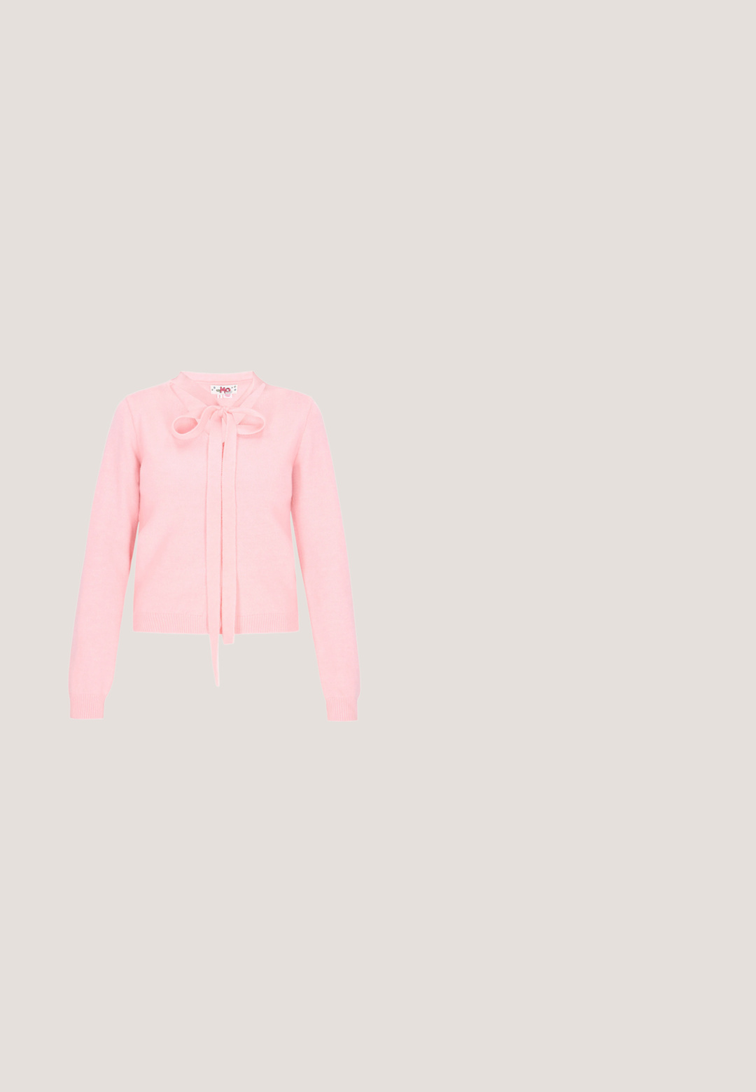 Roze gebreide trui met lange mouwen, een ronde kraag en een strik aan de voorkant. Heeft ribgebreide manchetten en zoom, met een gladde textuur.; Lichtroze blouse met korte mouwen, gerimpelde Peter Pan-kraag, knoopsluiting aan de voorkant, pofmouwen en elastische zoom.; Lichtpaarse geplooide minirok met zilveren ringen en veterdetail bij de tailleband, gladde stof met gestructureerde stiknaden.; Rode lakleren ballerina's met een spitse neus, enkelriempje en een kleine ronde accent aan het riempje. Platte zool en gladde textuur.; Kleine ronde roze handtas met glinsterende muisoren, cartoon ogen, ritsontwerp en kleurrijke speelse prints, onderaan gelabeld als "Oogthema".; Roze, glanzige haaraccessoire in de vorm van een grote strik, met een gladde textuur en een dunne band om het op zijn plaats te bevestigen.
