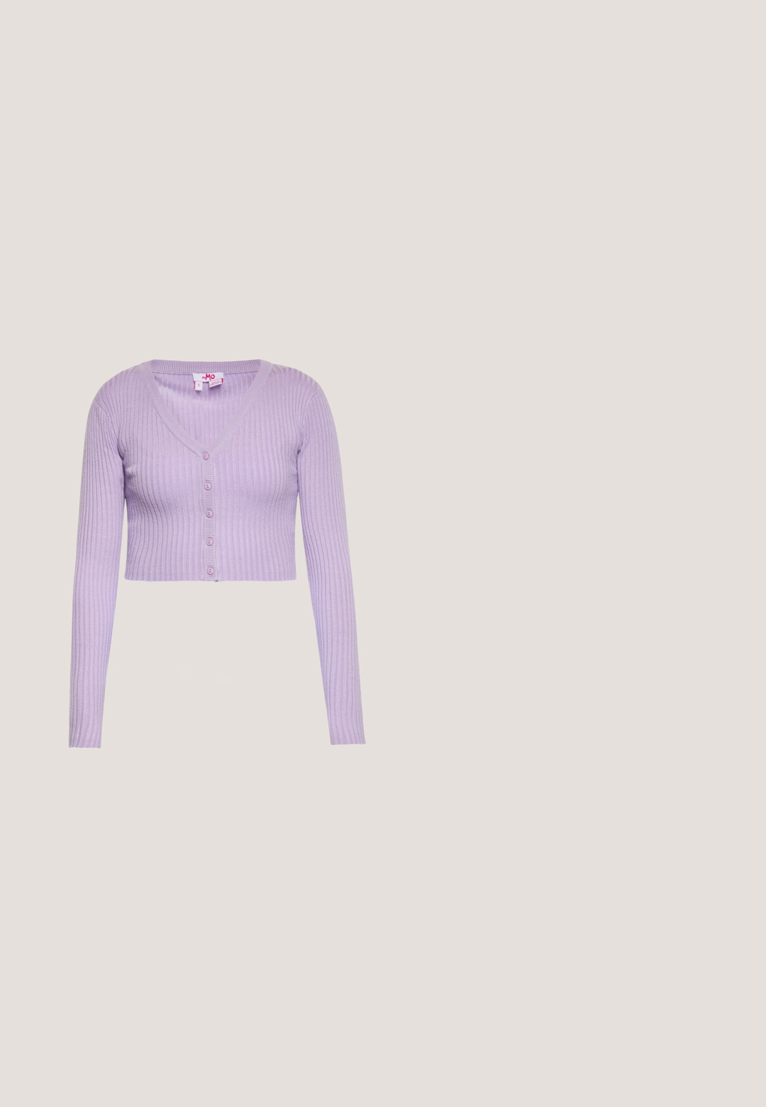 Lila geribbelde korte cardigan met lange mouwen, V-hals en vijf knopen aan de voorkant.; Witte mouwloze top met een V-hals, een strikdetail aan de voorkant en gelaagde ruches met oogjes borduursel overal.; Grijze flared jeans met een middelhoge taille, voorkzakken en een knoopsluiting, gemaakt van denim stof met een gladde structuur.; Platte, doorschijnende roze teenslipper met dunne bandjes en een kleine decoratieve bloem op het teenstukje, afgebeeld tegen een witte achtergrond.; Zwarte zachte stoffen schoudertas met één riem en licht gekreukelde textuur tegen een effen lichte achtergrond.; Gouden haarband met rechthoekige en ronde edelstenen in roze, groen en heldere kleuren, gezet in metalen hoekjes met een slanke, gebogen vorm.