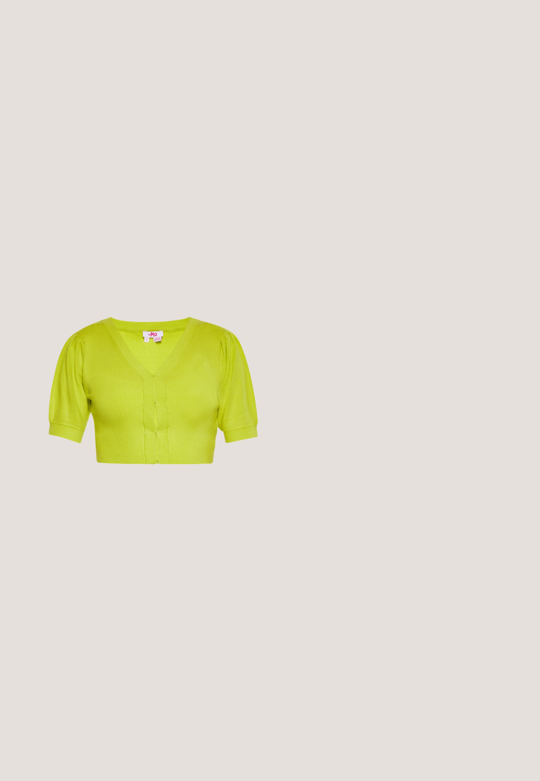 Limettengrünes, geripptes Crop-Top mit kurzen Puffärmeln, V-Ausschnitt und Knopfleisten vorne, Größe klein.; Gelbes Kleid mit quadratischer Ausschnitt, dünnen Schulterträgern, tailliertem Oberteil und einem schwingenden, gerafften Rock. Hergestellt aus leichtem Stoff.; Schwarzer Schuh mit Knöchelriemen und spitzer Zehe, mit einem Obermaterial aus Mesh mit weißen Punkten und einem klobigen Absatz. Glatte Lederakzente.; Schwarze, eckige Sonnenbrille mit grünen Gläsern und strukturiertem Rahmen. Verfügt über schlanke Bügel und dezente Markenkennzeichnung auf einer Seite.; Hellrosa gesteppte Handtasche mit goldener Kettenriemen und goldenem Love Moschino Logo vorne in der Mitte auf einfarbig grauem Hintergrund.; Goldene Halskette mit einem kleinen Tragetaschen-Anhänger, der eingravierten Text, glatte Oberfläche und einen Verschluss besitzt.
