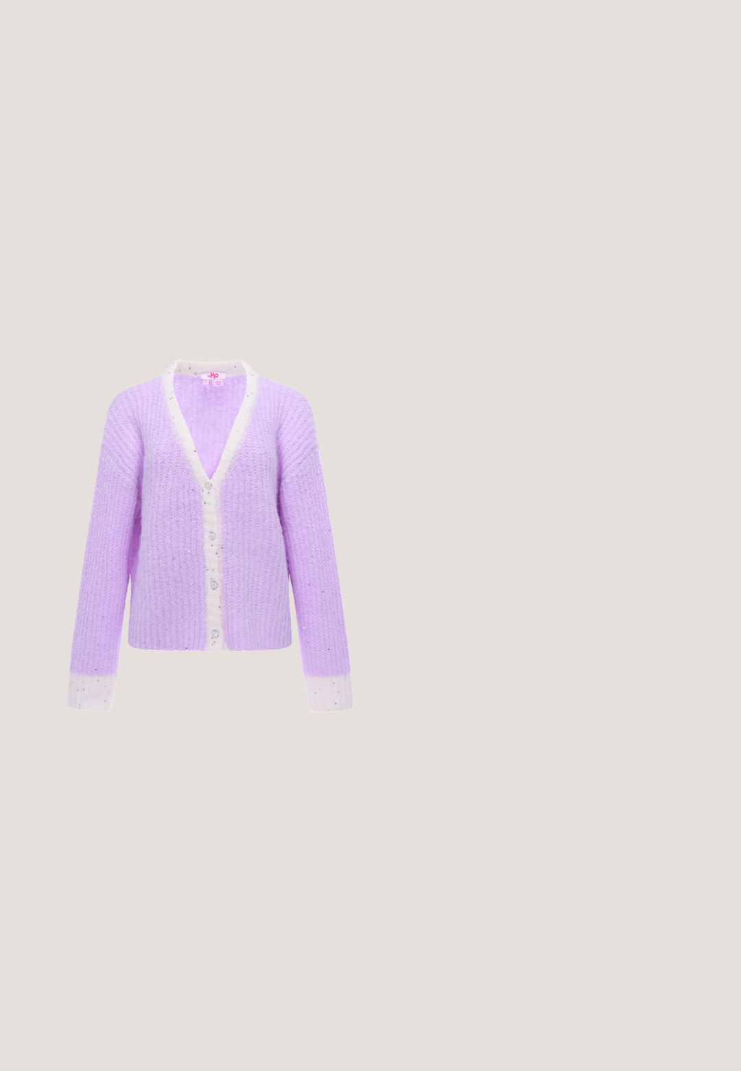 Lyse lilla strikket cardigan med hvid kant, hjerteformede knapper og subtile flerfarvede prikker på ærmekanter og forkanter.; Blå og hvidt ternet udenærmet bluse med en flæsekant og høj halsudskæring. Stoffet er let og glat. Lynlås lukning bagpå.; Lyserød flared mininederdel med blå blomsterbroderi og blå bølget kant langs kanten.; Glitrende regnbue-platformsko med T-stropp, prydet med en stjernesformet spænde og multicolor stjernestuds på en sort bund.; Lille pastelfarvet tie-dye bæltetaske med lyserøde lommer formet som sommerfugle, perle- og ædelstensaccenter samt to glitrende lyserøde cirkulære ører på toppen.; Lyserød glimmer hårklemme med scalloped design, pyntet med små rhinsten og en struktureret grip indvendig.