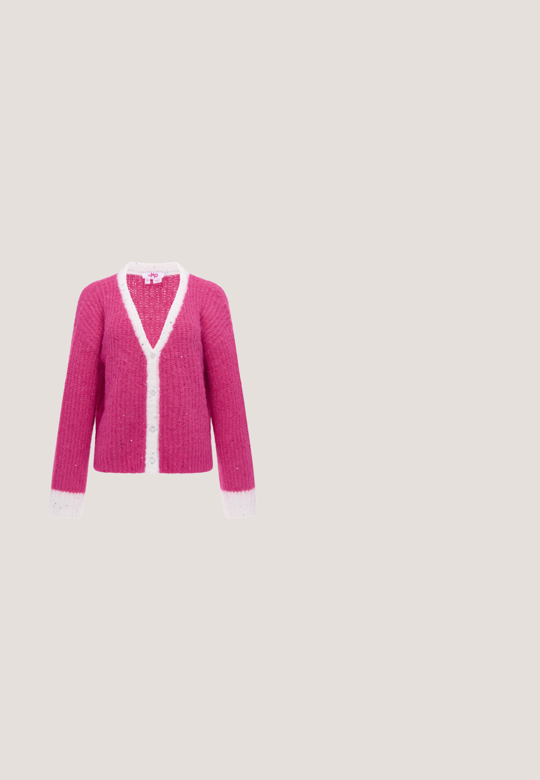 Pink strikket cardigan med hvid kant langs knaprækken og ærmekanter, med små knapper ned foran.; Hvid bluse med stor bølget krave, guldfarvede knapper foran og voluminøse korte puffede ærmer.; Lys lilla plisseret mininederdel med sølvnitter og snøredetalje ved taljen, glat stof med struktureret syning.; Sorte læder balletflade med spids tå, flad sål og en enkelt ankelrem med en rektangulær spænde. Glat tekstur hele vejen igennem.; Lyserød, blank hårtilbehør formet som en stor sløjfe, med en glat overflade og et tyndt bånd til at sikre den på plads.; Lyserød hjerteformet lædermøntpose med håndledsrem og guldlås, mærket med lille gyldent "Furla"-tekst.