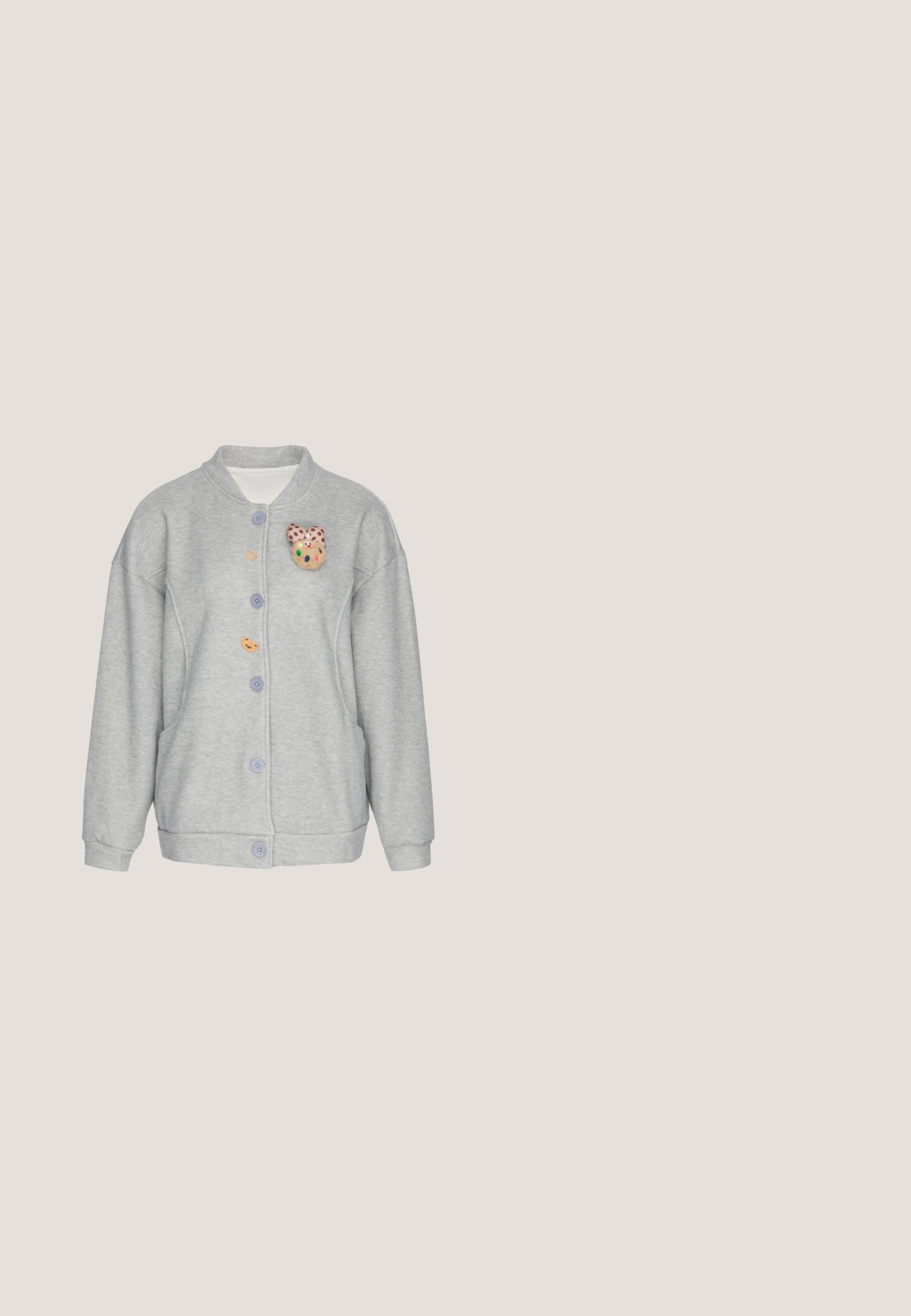 Lysegrå cardigan med knapper, rund krave og et lille plysbjørneansigt med prikker på den venstre bryst.; Hvid kortærmet t-shirt med farverige sommerfugle-applikationer i pink, gul og blå, omridset med gyldne detaljer.; Lyserøde og hvide stribede shorts lavet af blødt stof. Har et tætsiddende design og en glat talje med ingen ekstra detaljer eller hardware.; Lyserøde snørresko i blonder med en struktureret overdel, der har en hvid tyk platformsål og matchende snørebånd, designet til casual brug.; Hvid rektangulær taske med røde kirsebærmønstre, en smilende tegneseriehund med en lyserød sløjfe og en hvid dusk i siden.; Lysende blomstermønster i pink og gul, med langstrakte pink kronblade, der omgiver en central rund gul form. Glansfuld finish.
