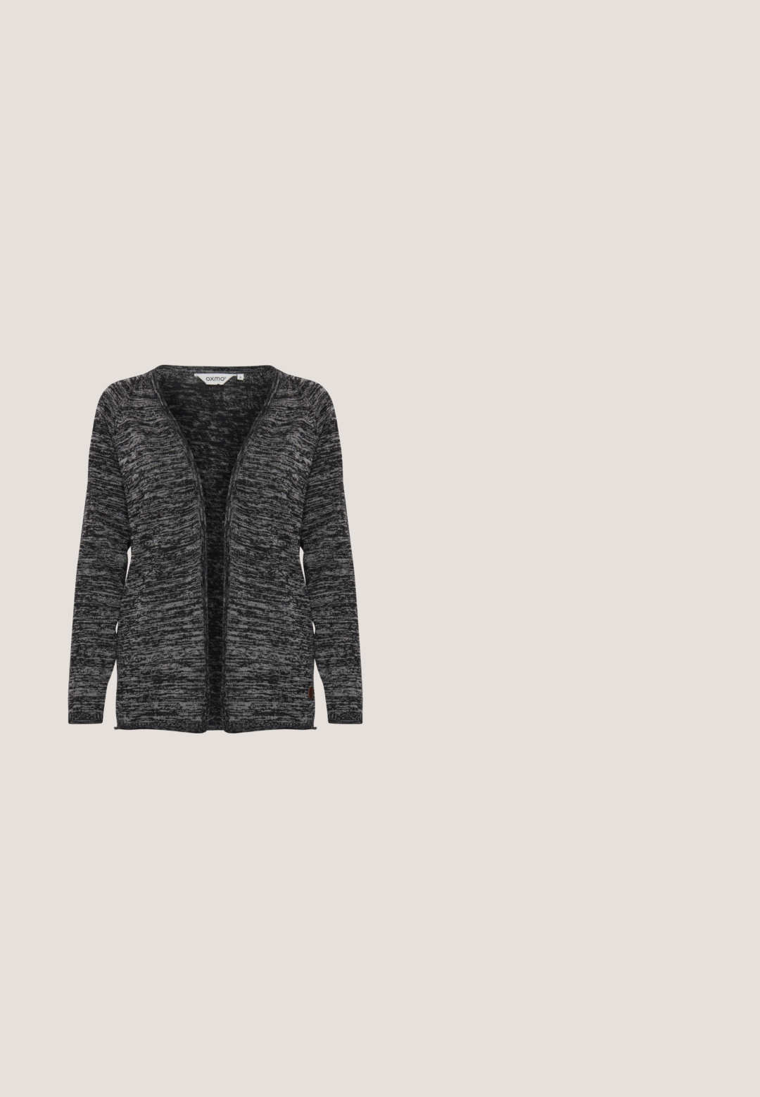 Gebreide cardigan in een zwart-grijze gemêleerde patroon. Open voorkant, lange mouwen en een label aan de onderlinkerkant. Zachte textuur, ontspannen pasvorm.; Witte tanktop met een ronde halslijn, brede schouderbanden en een nauwsluitend ontwerp, gemaakt van een gladde, rekbare stof.; Donkergrijze joggingbroek van zacht materiaal, met een elastische tailleband en een trekkoord, zijzakken en een taps toelopend ontwerp.; Zwarte suède lage sneaker met wit hieldetail, beige voering, zwarte veters en een beige zool met zwart profiel.; Zwarte crossbodytas met voorvakjes met rits, verstelbare schouderriem en klein metalen merklabel aan de riem en ondervoor.; Gouden metalen oorbellen in klavervorm, met een zwarte middenstuk en reliëfletters rond de rand. Gladde oppervlakte, glanzende afwerking.