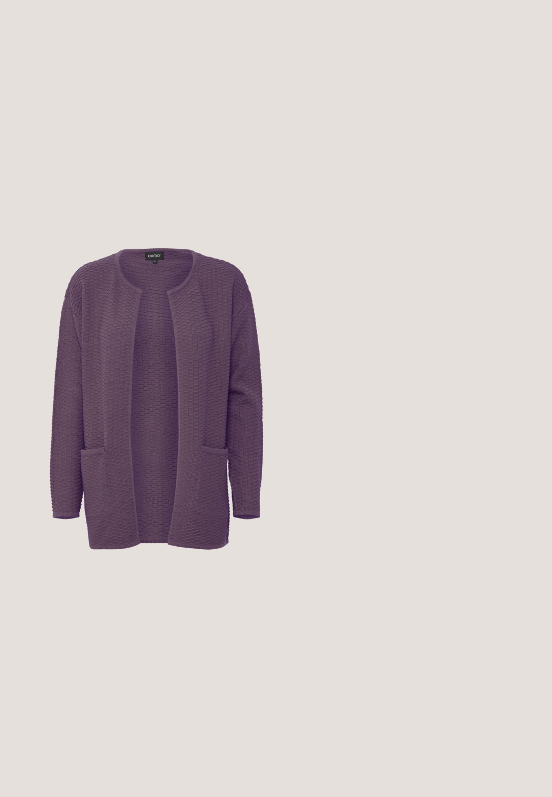 Paarse gebreide cardigan met een textuur, open voorkant, twee voorzakken en lange mouwen. Glad afwerking langs de randen.; V-hals T-shirt met korte mouwen van zachtroze stof. Heeft een ontspannen pasvorm en een gladde textuur met minimale naden en geen zichtbare versieringen.; Lichtblauwe high waist recht gesneden spijkerbroek met knoop- en ritssluiting aan de voorkant, voorzakken en subtiele verweerde details.; Lage canvas sneaker met roze, perzik en beige strepen, witte veters en een dikke witte rubberen zool met textuur voor grip.; Roze synthetische schoudertas met een gestructureerd geweven patroon, rechthoekige vorm, ritsluiting en verstelbare schouderband.; Roze stoffen haarband met een gestructureerd, geweven patroon. Voorzien van een centrale opening en een label met de tekst "Hand Made" aan de zijkant bevestigd.