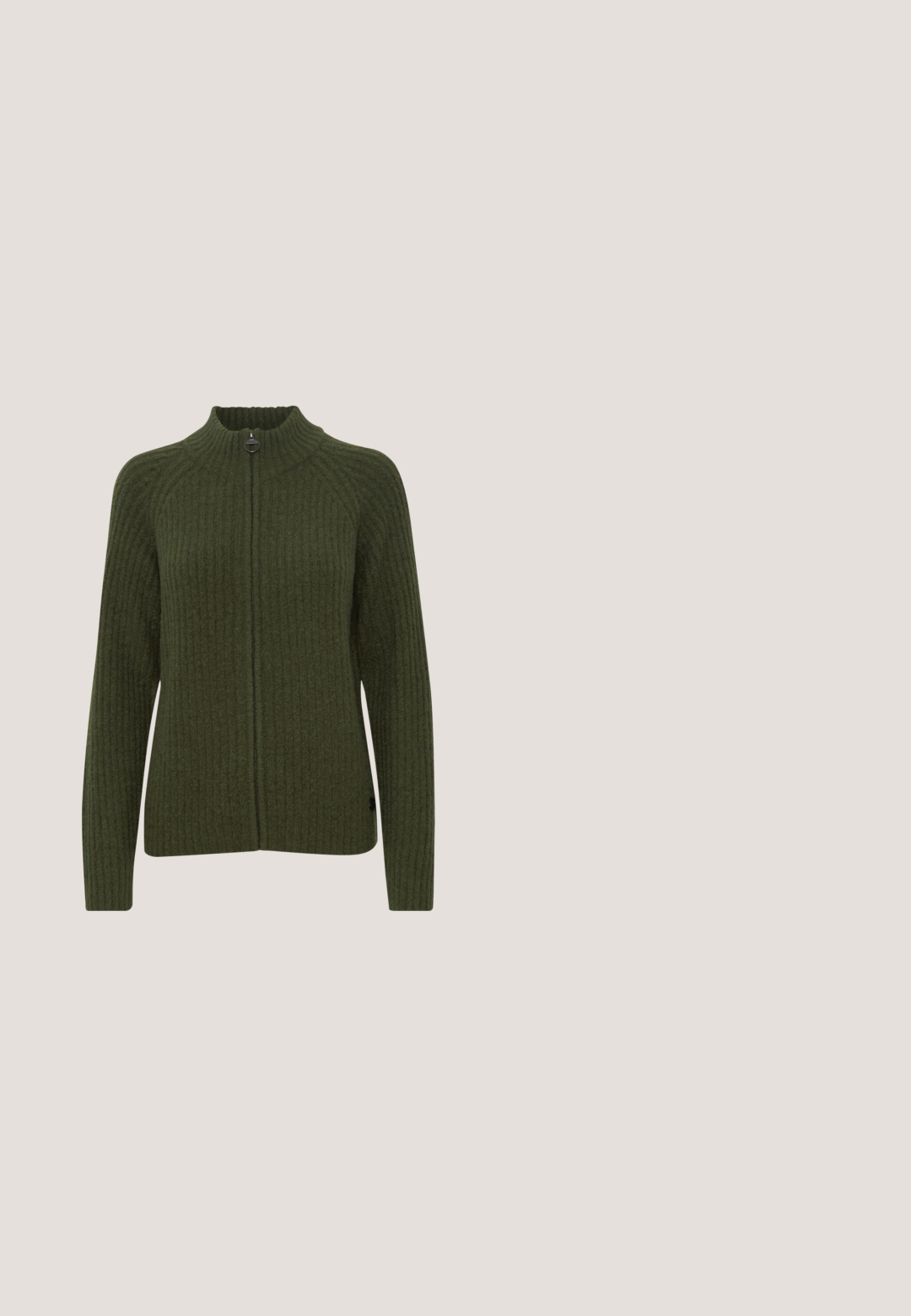 Cardigan en maille côtelée verte avec un col haut, fermeture éclair sur toute la longueur et manches longues. Présente un tissu texturé et une coupe slim.; Haut blanc à manches courtes en tissu doux et extensible, avec une encolure large et une silhouette ajustée, présentant une texture lisse.; Pantalons vert olive en tissu de coton doux, dotés d'une coupe ajustée, de poches latérales et d'une texture lisse.; Baskets en daim beige et marron clair avec lacets blancs, semelle épaisse blanche et marron clair, avec le logo "Pepe Jeans London" sur le côté.; Sac bandoulière beige avec surface texturée, compartiments zippés, sangle ajustable et un porte-clés en fourrure. Présente un patch de logo rond.; Boucles d'oreilles en métal doré avec un design tordu, comportant trois pierres circulaires transparentes incrustées sur chaque pièce. Nom de la marque gravé à l'intérieur.