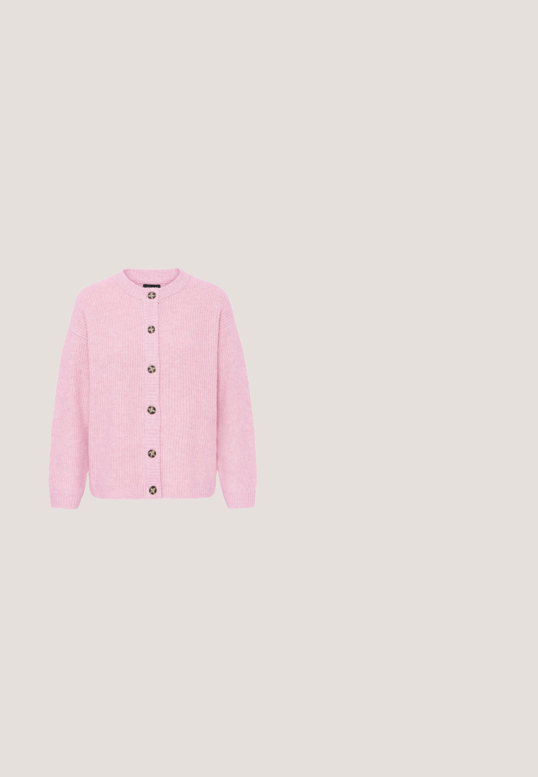 Gilet tricoté rose clair avec un col rond, sept boutons sur le devant et des poignets côtelés. Il présente une coupe décontractée et un tissu texturé.; T-shirt à manches courtes rose clair avec un grand motif de lèvres à fleurs blanches cassées centré sur la poitrine.; Jean large bleu clair en denim. Caractéristiques d'une taille standard, poches avant et une fermeture zippée avec bouton.; Baskets en daim beige avec accents verts, panneau latéral perforé, semelle marron et fermeture à lacets, présentées de profil sur fond blanc.; Sac à main en cuir rose avec un design plié, accents en métal doré, et une bandoulière ajustable. Branding minimaliste à l'avant.; Bracelet chaîne en or avec petites pierres violettes et un pendentif central en forme de croissant de lune doré, fermeture ajustable.