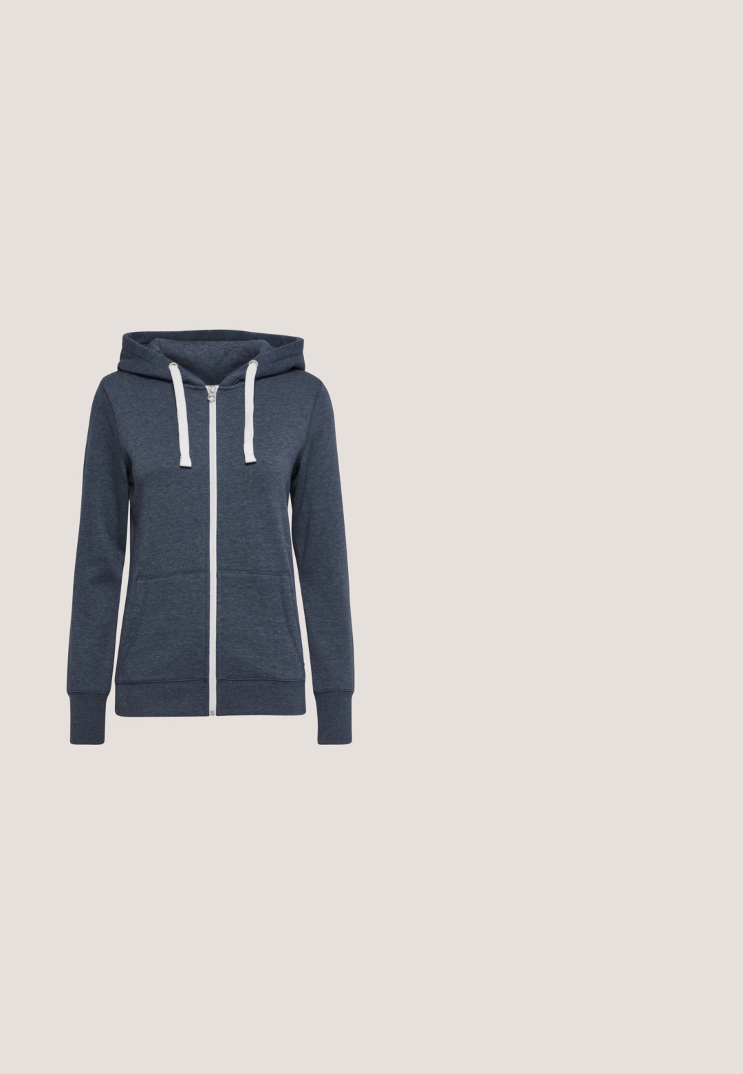 Dunkelblaue Zip-Hoodie aus Stoff mit weißen Kordeln. Verfügt über Kängurutaschen und gerippte Bündchen. Weiche Textur mit Kapuze.; Graues geripptes Tanktop mit Spitzenbesatz am Ausschnitt. Der Stoff ist weich und hat eine figurbetonte Form, mit leichtem Stretch und gewellten Kanten.; Graue Baumwoll-Sweatpants mit einem elastischen Bund, verstellbarem Kordelzug, seitlichen Taschen und schmal zulaufenden Bündchen. Einfaches Design, keine Muster.; Weißer Sneaker mit Blumenmuster auf transparentem Einsatz, strukturiertem Gummisohlen, dicker Polsterung und flachen Schnürsenkeln.; Grau Messenger Bag mit Reißverschluss, verstellbarem Träger und strukturiertem Stoff. Verfügt über ein rundes Logo-Patch und einen Schlüsselanhänger in Form eines Affen.; Halskette aus goldfarbenem Schlangen-Glieder mit einem glatten, flexiblen Design. Verfügt über einen Karabinerverschluss und eine verstellbare Länge mit einem kleinen Anhängerakzent.