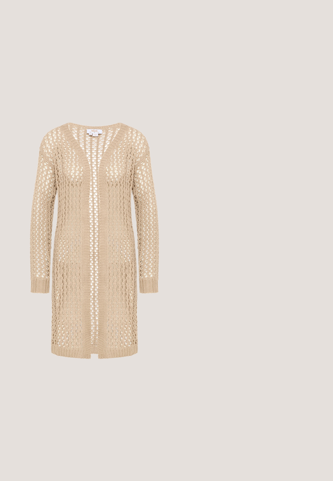 Beige strikket cardigan med løs, åben vævning, som har V-hals, lange ærmer og lige snit. Ingen lukninger; let design.; Hvid bluse med lange ærmer med pink og lilla blomsterbroderi foran og på ærmerne, med nøglehul-udskæring med bindebånd og udslåede manchetter.; Lang lagdelt nederdel med elastisk taljebånd, med flerfarvede geometriske og blomsteragtige mønstre i gule, grønne, pink, røde og brune nuancer.; Brune ruskind ankelstøvle med spids tå og en lav kittenhæl. Designet har en glat tekstur og en sømløs overdel.; Brun ruskind crossbody taske med lange frynser, sølvnitter langs øverste kant og en tynd justerbar skulderrem.; Guldtonet lagdelt halskæde med tre kæder i forskellige længder, en tekstureret rund vedhæng og en dråbeformet ædelsten som accent.