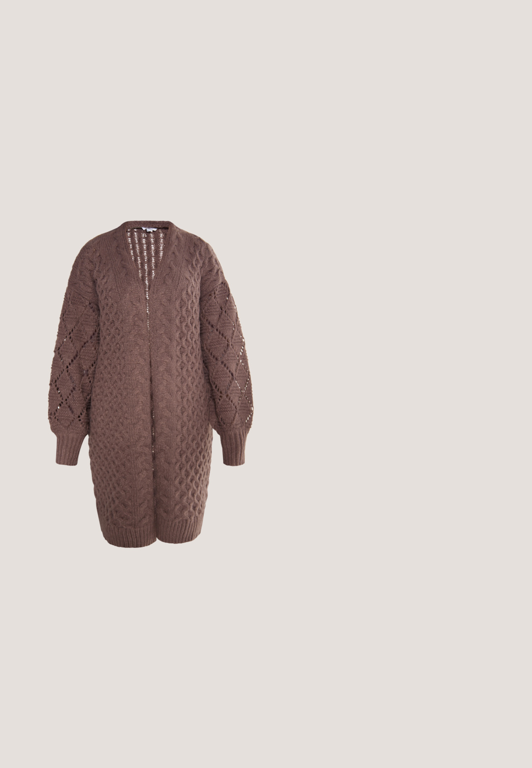 Bruine gebreide cardigan met een losse pasvorm, voorzien van opengewerkte patronen en textuur kabelontwerpen. Lange mouwen met geribde manchetten.; Witte blouse met lange mouwen, ronde hals, knopen aan de voorkant, verticale plooien, kanten details en elastische manchetten.; Lange gelaagde rok met trekkoord in de taille, met pastelblokken in geel, roze, paars en groen met een bloemmotief.; Bruine suède enkellaars met een spitse neus en een gestapelde hak. Gladde textuur met een zijrits voor de sluiting. Klassiek ontwerp en vorm.; Bruine suède handtas met lange franjes langs de onderkant en zijkanten en een klein horizontaal ritsvak aan de voorkant.; Gevlochten lichtbruine leren riem met een afgeronde gouden gesp, opgerold tegen een witte achtergrond.