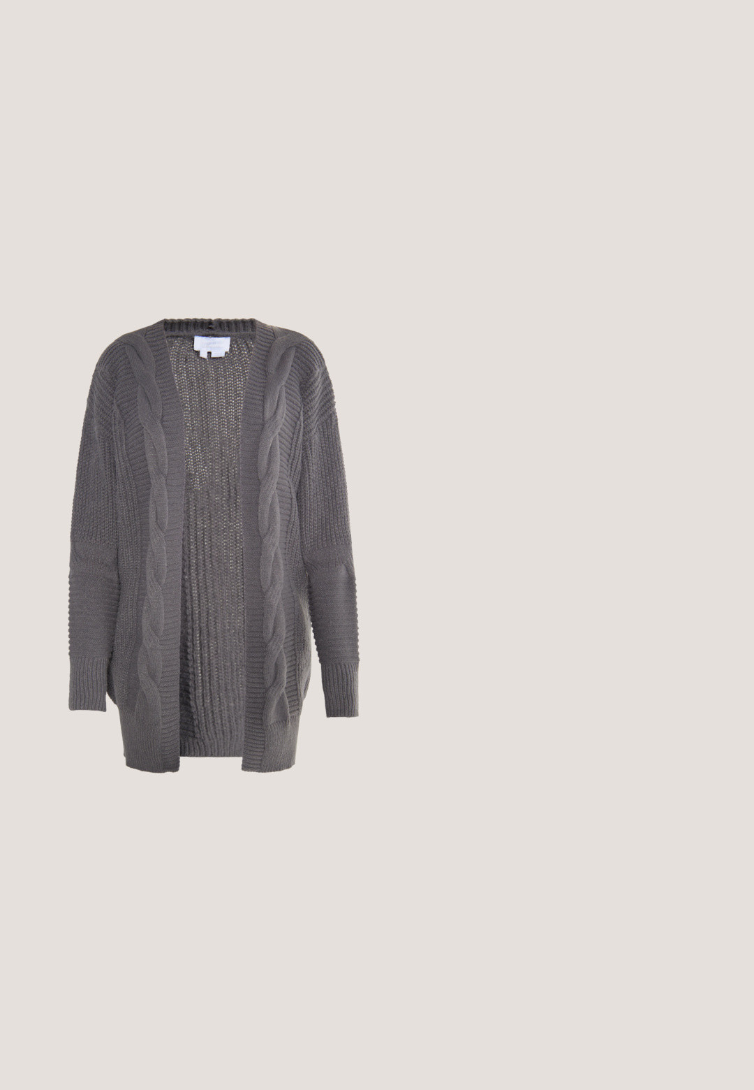 Cardigan gris de frente abierto hecho de tejido de punto. Presenta detalles de punto de cable, puños acanalados y un interior texturizado. Diseño casual y de corte holgado.; Blusa ligera de crema con estampado floral pequeño. Cuenta con un cuello con volante, detalle de lazo y mangas recogidas con puños acampanados. Cinco botones.; Pantalones marrones de lino de talle alto con pliegues, trabillas para cinturón, bolsillos laterales y cierre con un solo botón sobre fondo blanco.; Bota de cuero marrón hasta el tobillo con un diseño holgado, que presenta una textura sutil, punta redonda y una suela plana con un pequeño detalle de logo en el tacón.; Pañuelo cuadrado de seda con un patrón floral en tonos pastel de naranja, amarillo y verde, atado con un nudo suelto y puntas puntiagudas.; Bolso de mano de cuero marrón con dos asas redondeadas y herrajes metálicos, con una costura vertical central y un pequeño parche con logo en la parte frontal.