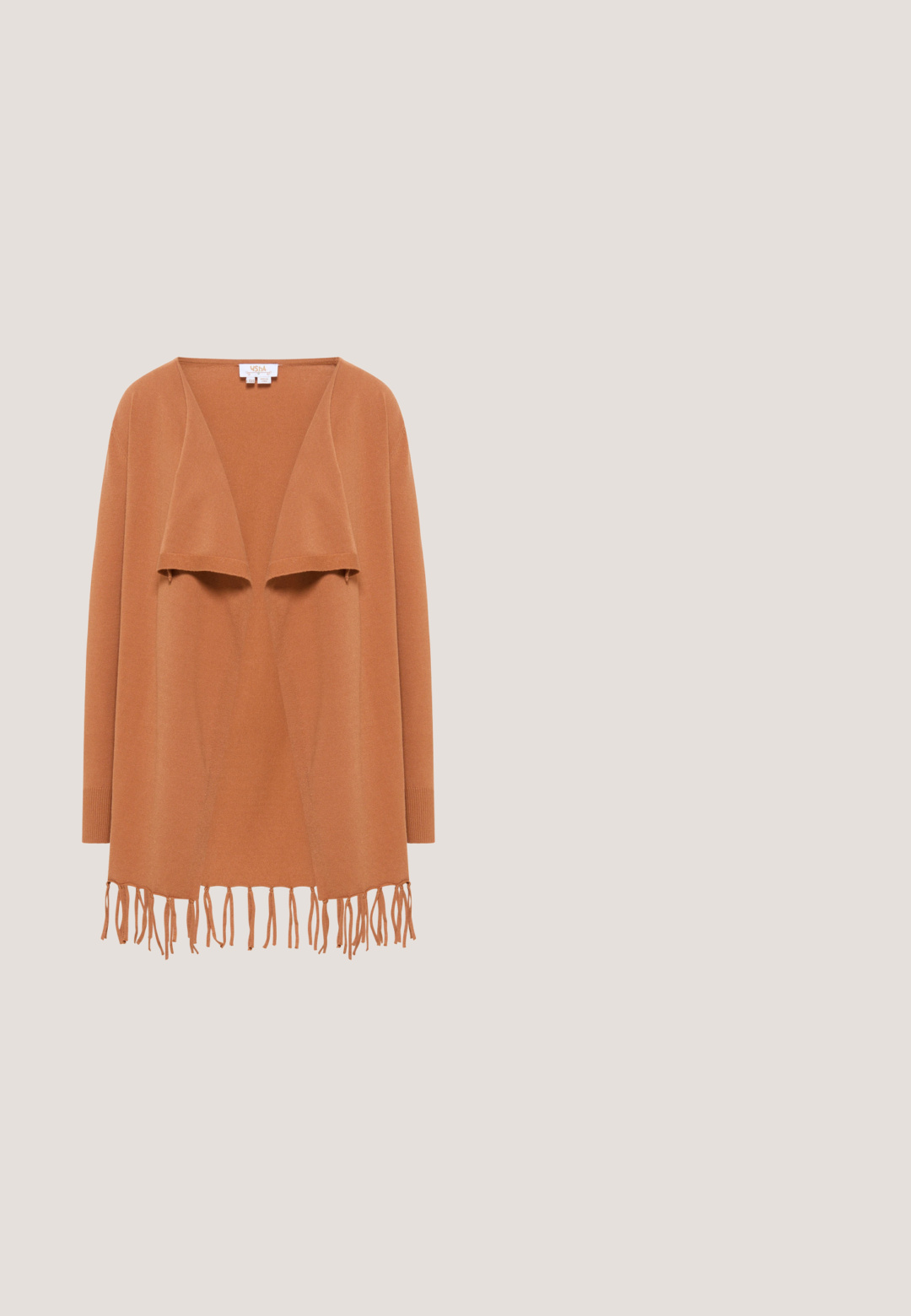 Langarm, open voorkant cardigan in een warme bruin tint, gemaakt van zachte stof, met een gedrapeerde voorkant en franjes aan de onderkant.; Witte blouse met lange mouwen met roze en paarse bloemenborduursel aan de voorkant en op de mouwen, met een keyhole-halslijn met strik en uitlopende manchetten.; Beige gebreide kokerrok met haakpatroon. Beschikt over een golvende zoom en een textuurstof voor een aansluitende snit.; Tan suède enkelboots met een ronde neus, contrasterende bruine hak en ribbelpanelen opzij voor tekstuur. Trekflap aan de achterkant voor gemakkelijk aan- en uittrekken.; Bruine suede handtas met franjes, een ronde vorm en een enkele schouderriem. Heeft cirkelvormige uitsnijdingen langs de rand.; Gouden gelaagde kettingen met een gladde ronde hanger, een halve maan met heldere stenen en een halve maanvormige hanger in gepolijst goud.