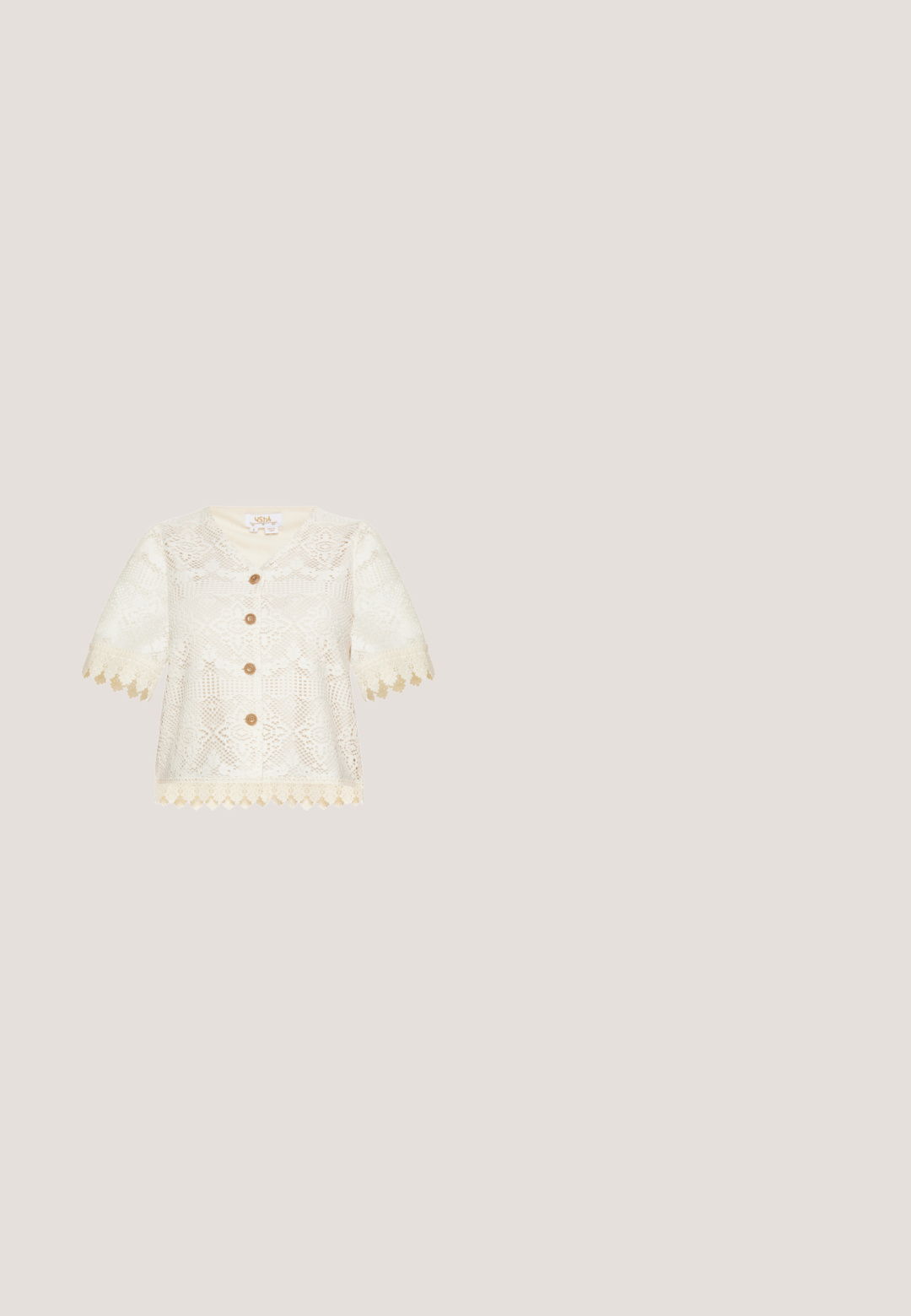 Lace cardigan i elfenben med korte ærmer, med en v-halsudskæring og dekorative knaplukninger. Kantet med bølget trim.; Lyserød linnedskjorte med knaplukning foran, klassisk krave og trekvartlange puffede ærmer. Materialet har en subtil tekstur.; Lysebeige vidde bukser i hør med elastisk talje, bindebånd ved taljen og ved benenden, vist på hvid baggrund.; Brun læder ankelstøvle med rund tå, glat overflade og lav blokhæl; har en lynlås i siden og en træksløjfe bagpå.; Brun skuldertaske i læder med flettet mønster og lynlåslukning på toppen, vist mod en hvid baggrund.; Flettet brun læderbælte med guld- og beige accenter, med spænde i guldfarvet metal og syede læderender.