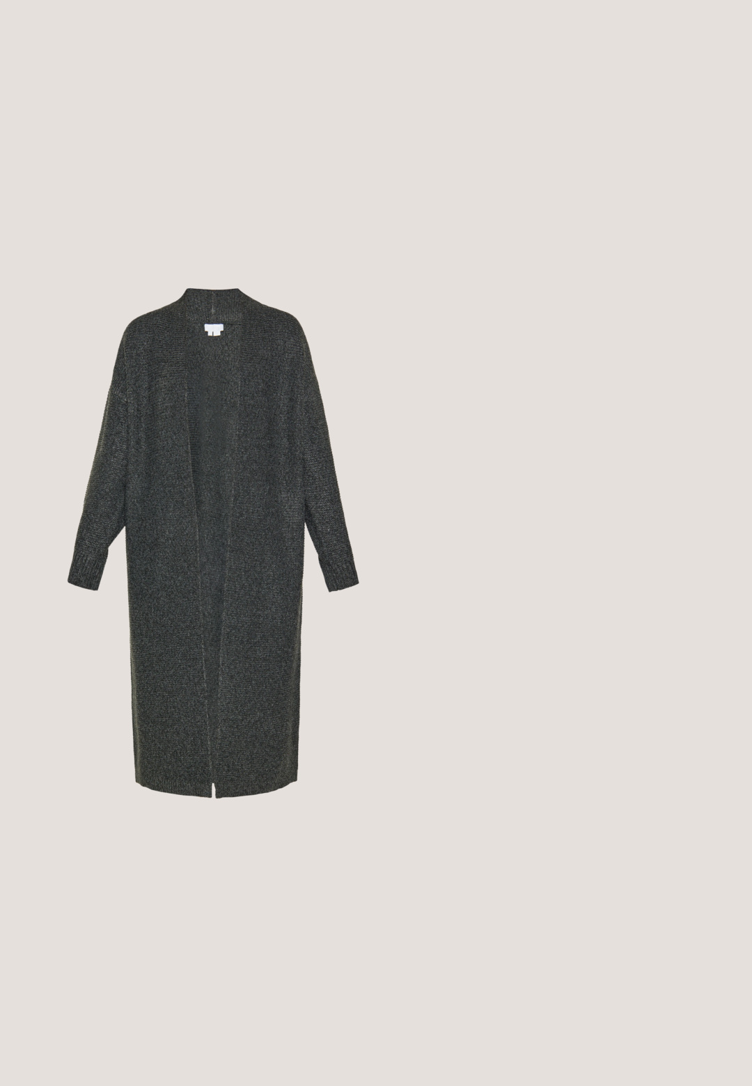 Strikket cardigan med åben front i mørkegrå. Har lange ærmer og en løs pasform, med et struktureret mønster og ingen lukninger.; Grå ribbet ærmeløs tanktop med rund halsudskæring, med et lille hvidt Topshop-mærke i nakken indvendigt.; Sorte bukser med bred benvidde lavet af glat, letvægtsstof. Har en fronknaplukning og sidelommer for funktionalitet.; Sorte ruskindsankelstøvler med tyk sål og hvid zigzagbroderi langs den øverste kant og den lodrette sidesøm, mod en ensfarvet baggrund.; Sort faux læder håndtaske med sølvnagle detaljer og en aftagelig rem. Rundet form med lynlås lukning og struktureret overflade.; Gyldne hoops øreringe med en glat, poleret overflade og rund form. Den indre kant har en subtil splitdetalje til lukning.
