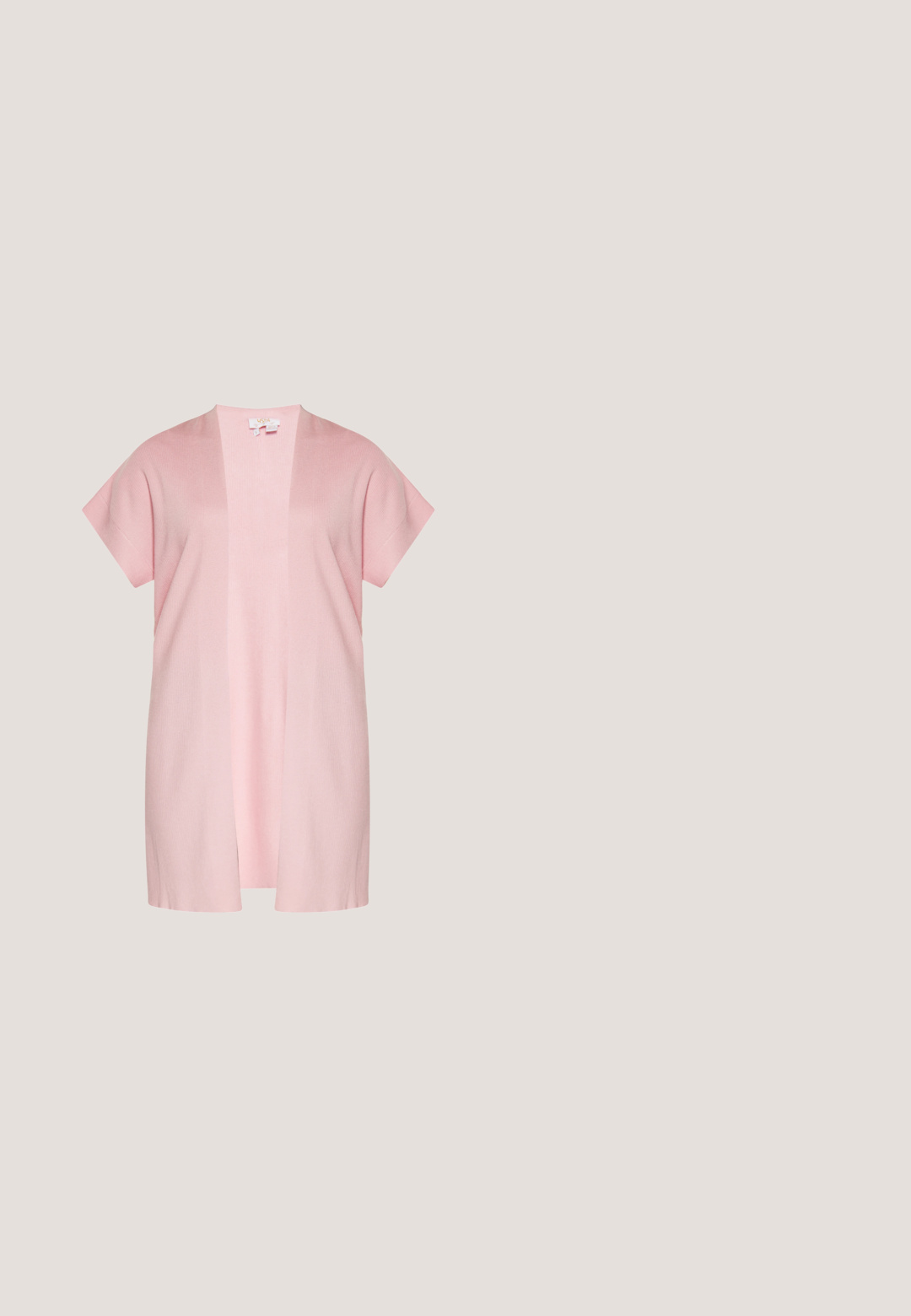 Cardigan ouvert rose clair en tissu doux. Manches courtes, design à longueur de genoux, texture côtelée et sans fermeture.; Robe portefeuille florale rose à manches longues, en tissu léger, avec un lien à la taille et un décolleté en V profond.; Mules rouges à bout ouvert avec une tige en mesh, un bout carré et un talon fin et incliné. Texture lisse avec un minimum de détails.; Lunettes de soleil œil-de-chat avec des montures beiges et des verres dégradés violets posées sur une surface blanche.; Pochette à ordinateur portable zippée rose avec un motif striped texturé, ornée de petites formes de cœurs blancs réparties uniformément sur la surface.; Boucles d'oreilles en forme de fleurs en nuances de rose et de violet, avec un quincaillerie en tone doré, des paillettes et un design texturé avec des pétales superposés.