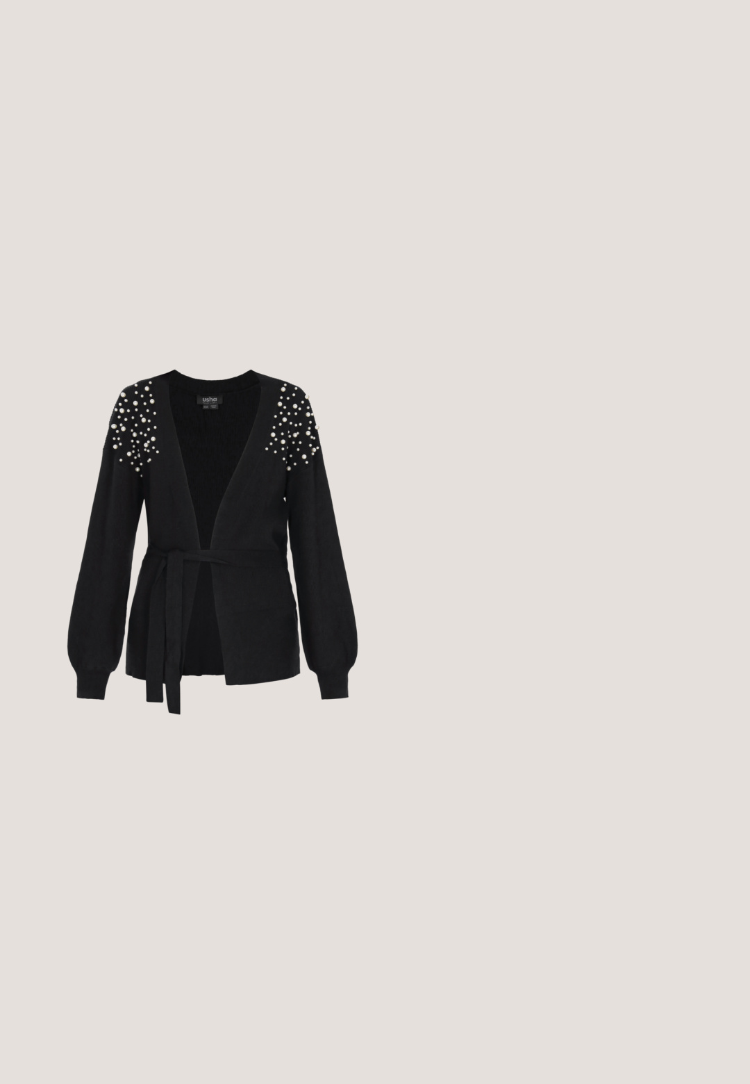 Sort cardigan med indviklet design, lange ærmer, ribbet tekstur og pyntet med perle detaljer på skuldrene. Bindes i taljen.; Sorte og hvide gingham bralette med kant af blonder, sammensamlet design og tynde justerbare stropper, der har små sløjfer foran.; Sorte højtaljede skinny jeans med for- og baglommer, bæltestropper og knaplukning på ensfarvet baggrund.; Sorte ruskindsankelstøvler med spidse tæer og en sidelukning. Har en kraftig, rektangulær hæl og en glat tekstur.; Sort quiltet hjerteformet håndtaske med to håndtag, guldhardware, "GUESS EST 1981" logo og aftagelig skulderrem, som ligger sammenrullet ved siden af.; Røde harlekinøreringe med en guldtonet ribbet båndaccent. Cylindrisk form, blank finish. Post-back lukning for sikker bæring.