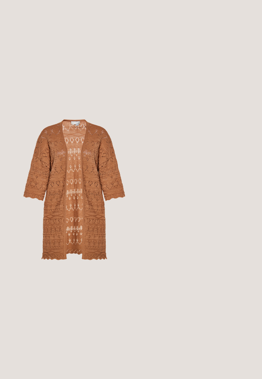 Brun åben-front strikket cardigan med indviklede blondevævede mønstre og trekvartærmer, med bølget kant og tekstureret design.; Hvid bluse lavet af et letvægts, struktureret stof. Har en rund halsudskæring, elastiske lange ærmer og farverige broderede detaljer på skuldrene.; Beige ankel-længde nederdel lavet af letvægtsstof med elastisk talje og justerbar snor. Har en afslappet, lige silhuet.; Brun ruskind ankle boot med stablet hæl, to guldspænder og dekorativ kvast langs siden.; Lille tanfarvet vævet skuldertaske med justerbar brun læderstrop og læderdetalje foran hængende mod hvid baggrund.; Guldtonet lagdelt halskæde med små blå perler indimellem guld accenter, der ender i en rund charm med et solmotiv.