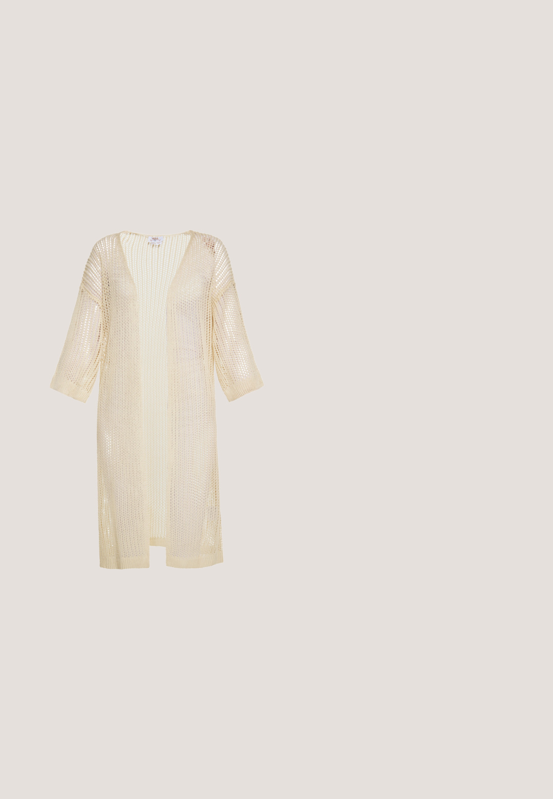 Lang, åben beige strikket cardigan med trekvartærmer og et løst, åndbart netdesign.; Hvid linned kjole med firkantet halsudskæring, tynde stropper og en flagrende nederdel, der har en subtil tekstur og et midtlangt design.; Beige espadrille med en overdækning af lærred, tekstureret vævet hæl og flettet jutesål; har en bundet ankelrem for en sikker pasform.; Firkantet tørklæde med blomsterkanter, et hjerteformet blomsterkrans i midten og to blå fugle, der holder et bånd med et rødt hjertevedhæng.; Beige flettet stråtaske med to skulderstropper og subtil kursiv broderi foran, sat mod en ensfarvet baggrund.; Flettet tan ruskindsrem med hvide læderaccent og en sølvmetalknap. Har syet detaljer for sikker lukning.