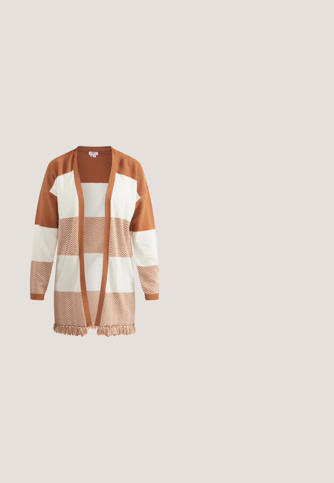 Åben front cardigan med lange ærmer i skiftende brede striber af ensfarvet brun, creme og brun-creme chevron mønster, med frynset kant.; Hvid bluse med hulbroderi, puffede ærmer, bølget kant og tre bindebånd foran.; Brun maxinederdel nederdel med elastisk linning, lavet af blødt, let stof, hængende fladt mod en hvid baggrund.; Suedes brown ankelstøvle med en buet top, spids tå og lav træhæl; har diskret præget detalje på siden.; Brun ruskindshåndtaske med lange frynser langs bunden og siderne samt en lille vandret lynlåslomme foran.; Guldbelagt halskæde med to kæder i forskellige længder, hvor den nederste kæde har en tekstureret rund vedhæng og små perleaccent.