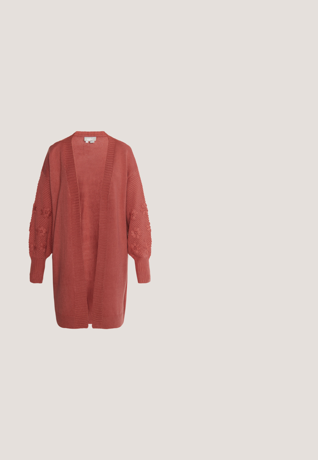 Long cardigan en maille couleur rouille avec motif floral texturé sur les manches et poignets côtelés, devant ouvert et longueur mi-cuisse.; Top crop halter à motifs marron, présentant des designs géométriques avec des accents blanc cassé, des liens au cou ajustables et une finition douce et texturée.; Pantalon marron foncé à jambes larges avec taille élastique et cordon de serrage à l'avant, fabriqué en tissu léger.; Sandale plateforme tissée beige avec talon épais, bride marron à la cheville et fermeture à boucle.; Sac à main en osier marron avec poignée intégrée, décoré de sept appliques de fleurs corail rose et jaune sur le côté avant.; Collier de perles turquoise facettées avec un pendentif en pierre rose polie en forme de goutte centré en bas.