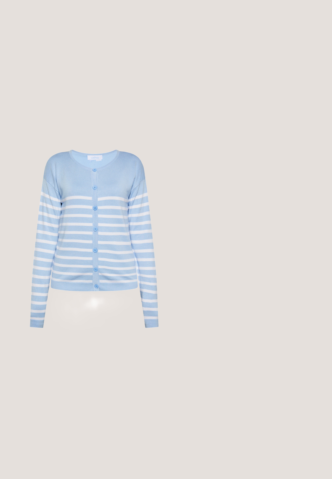 Lyseblå cardigan med hvide horisontale striber, lange ærmer, rund halsudskæring og blå knapper foran.; Blå top i blødt stof med tynde stropper, med en hvid blonderkant nederst. Enkel, klassisk design uden yderligere detaljer.; Lyseblå bukser med vide ben og lodrette hvide striber samt elastisk talje, vist på en ensfarvet hvid baggrund.; Lyseblå lavtop afslappet sneaker med hvide snørebånd, hvid hælflig og brun tekstureret sål set fra siden på hvid baggrund.; Halskæde med facet-skårne lys lilla perler og dråbeformede sten jævnt fordelt langs kæden med lukning i guldfarvet.; Blå stofpose formet som en muslingeskal med tekstureret syning på en plain hvid baggrund.
