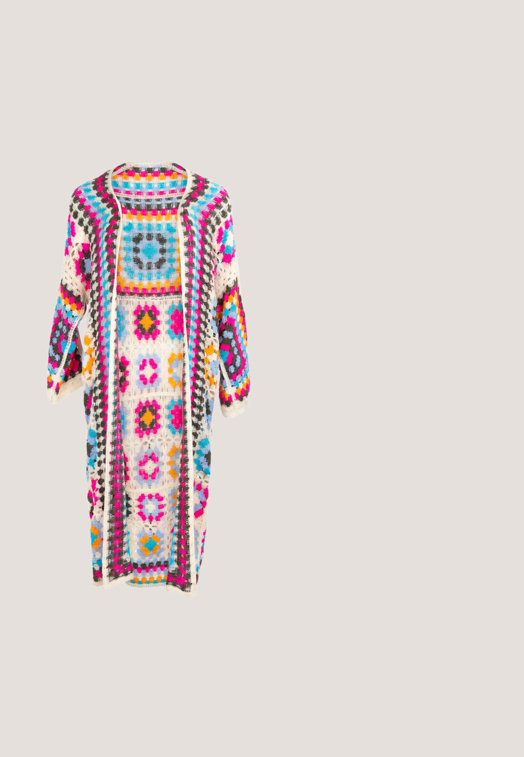 Long cardigan crocheté ouvert devant avec des motifs géométriques colorés en rose, bleu, orange, noir et blanc sur fond crème.; Top crop halter à motifs marron, présentant des designs géométriques avec des accents blanc cassé, des liens au cou ajustables et une finition douce et texturée.; Jupe maxi fleurie avec une taille élastique, présentant un motif blanc et bleu sarcelle avec des fleurs pêches et un détail de volants superposés.; Next STANDARD WIDE FIT - FOREVER COMFORT - Sandales tongs - tan/brown suede; Sac à épaule en daim marron avec de longues franges le long du bas et une anse large et souple.; Collier plaqué or avec un pendentif en forme de feuille. Le pendentif présente des nervures et une texture détaillées, suspendu à une fine chaîne.