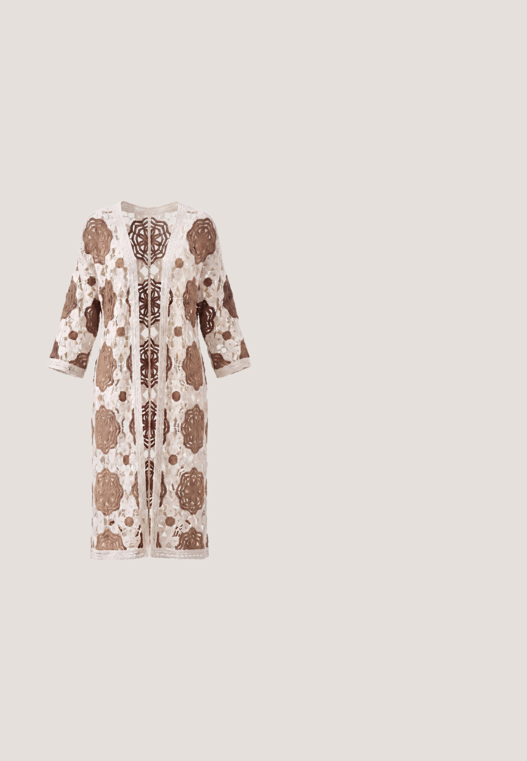 Lange cardigan met open voorzijde van kant met bloemrijke uitgesneden patronen in beige en bruine tinten, met driekwart mouwen en een rechte zoom.; Losse blouse met roze, rode en oranje bloemen- en krulpatronen, voorzien van een olijfgroene kanten inzet en brede driekwartsmouwen.; Maxi rok in crème met roze bloemenpatronen. Heeft een geplooide tailleband en een vloeiend ontwerp. Gemaakt van lichtgewicht stof.; Bruine suède cowboylaars met een puntige neus, verhoogde stikpatronen, een lage gestapelde hak en een lus aan de bovenkant voor gemakkelijke aantrekking.; Bruine leren heuptas met een ritsvak, gebogen ontwerp, textuurafwerking en een bruine stoffen binnenvoering.; Gevlochten leren riem in tan met een goudkleurige metalen gesp, met een gestructureerd ontwerp en ronde vorm.