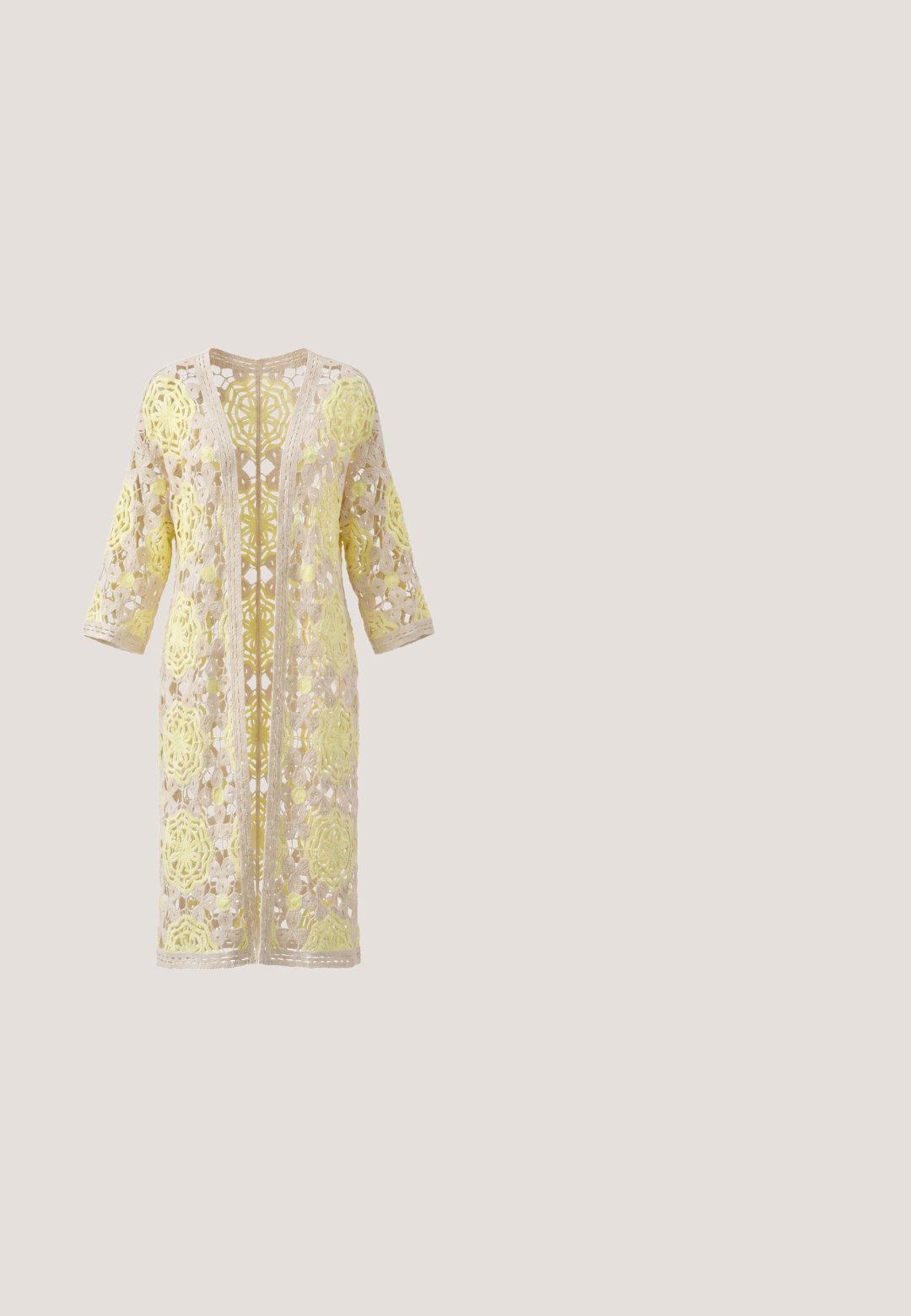Lang beige og lysegul hæklecardigan med blomsterprint og trekvartærmer, åben foran og i midterlængde.; Hvid bluse lavet af et letvægts, struktureret stof. Har en rund halsudskæring, elastiske lange ærmer og farverige broderede detaljer på skuldrene.; Blomster maxi-nederdel med elastisk talje, der har en orange bund, pink og røde blomster samt kontrasterende mønstrede kantdetaljer.; Brune ruskind ankelstøvler med spidse tæer, mellemhøj blokhælt og minimal syning for et elegant udseende.; Brun ruskind crossbody taske med guldøjer på justerbar rem, frynse detaljer på siderne og lille gyldent RLL-logo på frontklappen.; Guldkæde med en struktureret cirkulær vedhæng og en række små hvide perler, med guldperler der fremhæver designet.