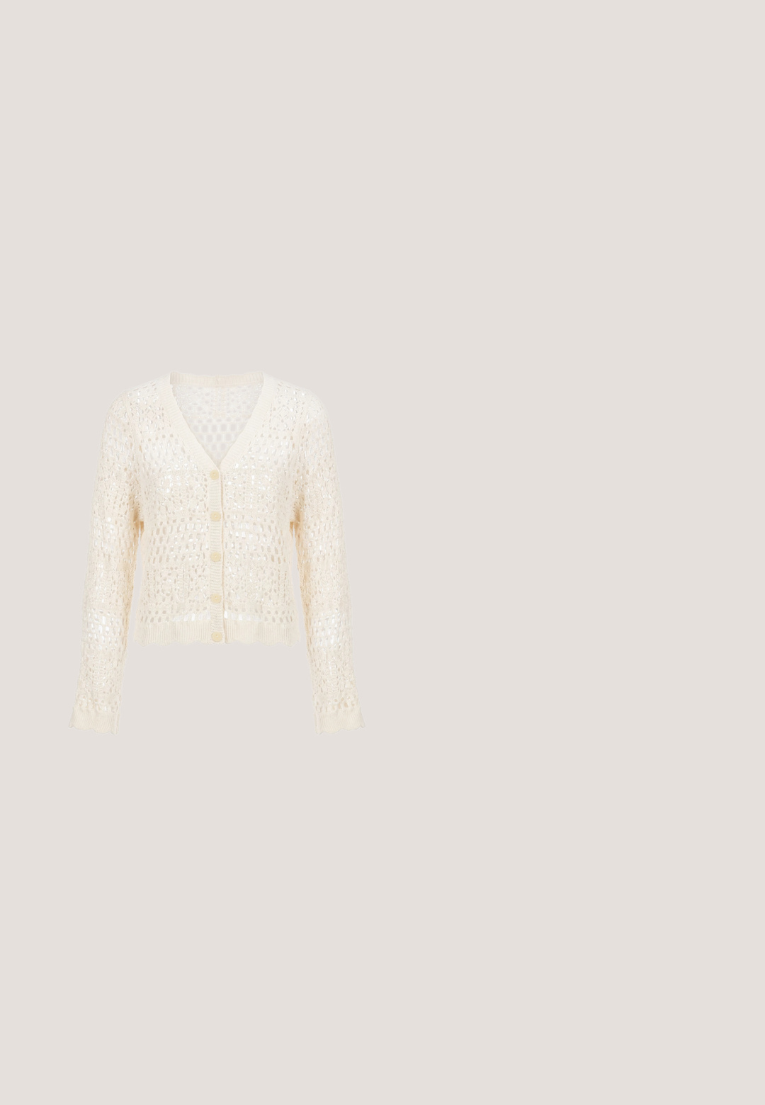 Gebreid vest in crèmekleur met lange mouwen, een V-hals, knopen aan de voorkant en een open haakpatroon over het gehele oppervlak.; Maxi-jurk van lichtgewicht stof met een bloemenpatroon in groene en gele tinten, met een v-hals en een gelaagd gerimpeld zoom.; Tan nubuckle wedge sandaal met een jute touwzool, open teen ontwerp en een gevlochten gaasrug met een striksluiting en decoratieve accenten.; Geweven beige handtas met een gebogen handvat, textuur oppervlak en een bruine kwastdetail. Heeft een slonzige, hobo-vorm.; Gelaagde ketting in goudkleur met twee soorten schakels, voorzien van een parelaccent en een bloemvormig hangertje aan de onderkant.; Vlechtband van tan suede met witte leren accenten en een zilveren metalen gesp. Voorzien van gestikte details voor een veilige sluiting.